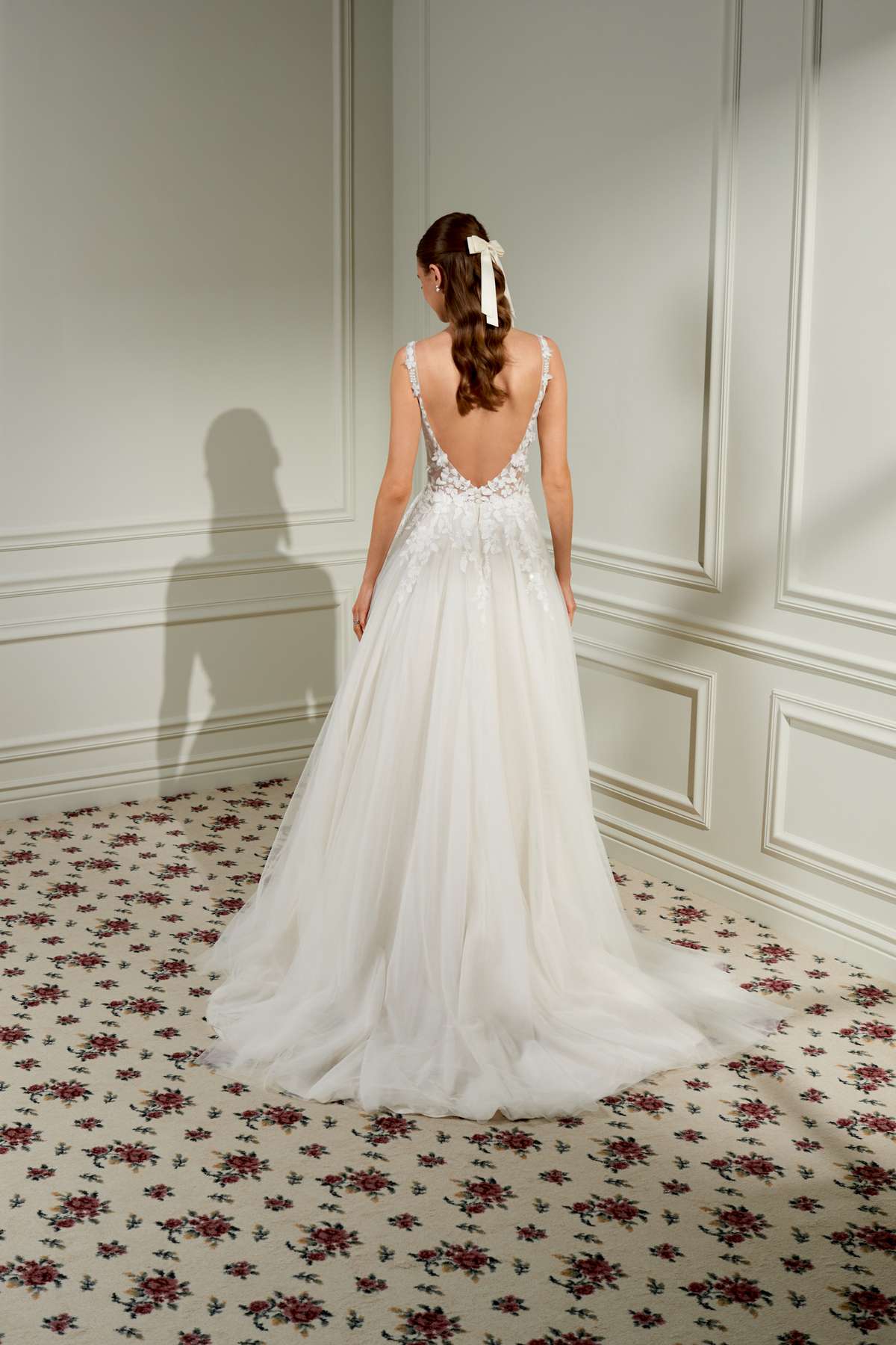 Romantisches A-Linien-Brautkleid mit floraler Spitze Romantisches A-Linien-Brautkleid mit floraler Spitze