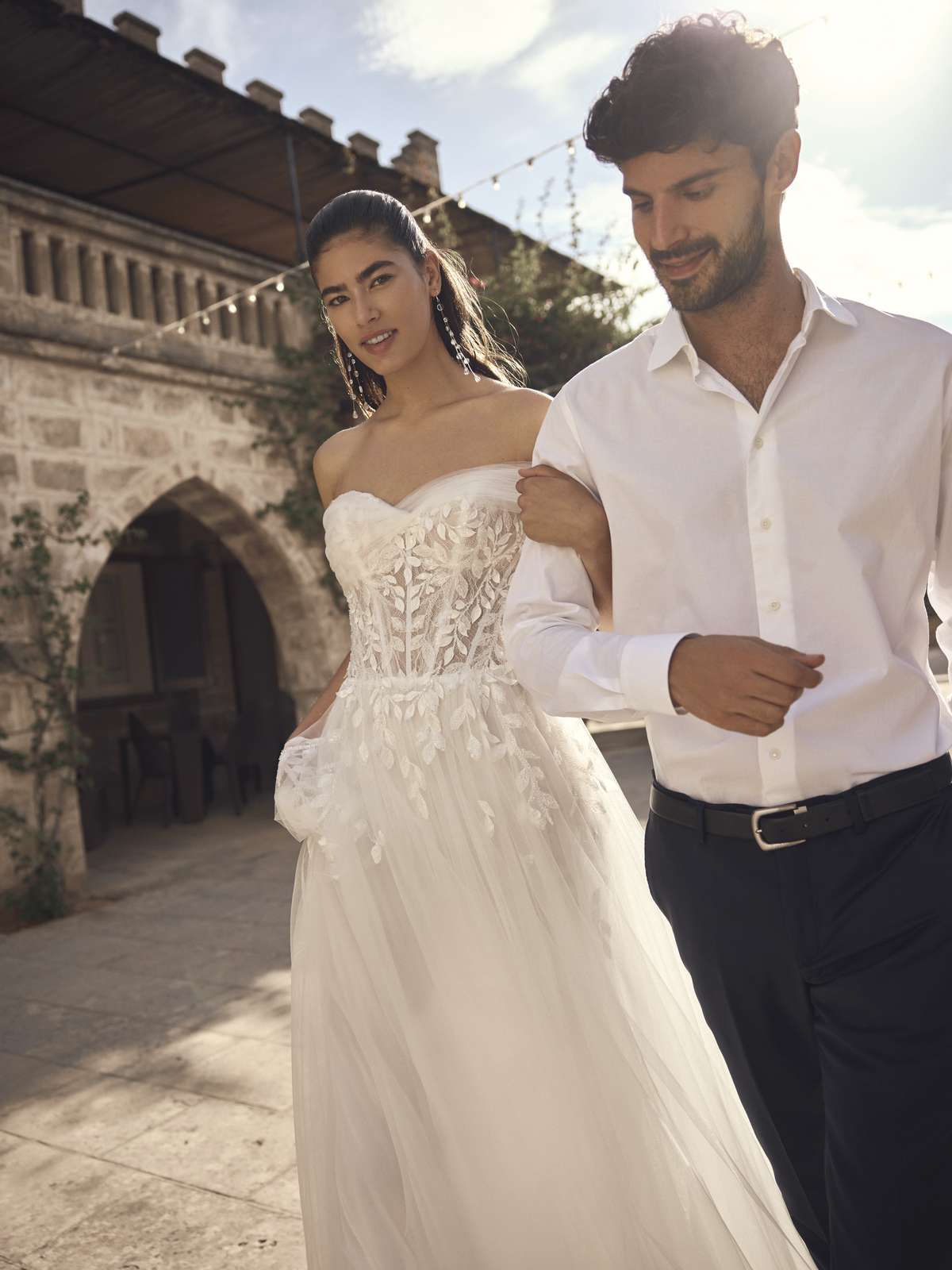 Verspieltes A-Linien-Brautkleid mit floraler Blätterspitze und luftigem Tüll-Rock Verspieltes A-Linien-Brautkleid mit floraler Blätterspitze und luftigem Tüll-Rock