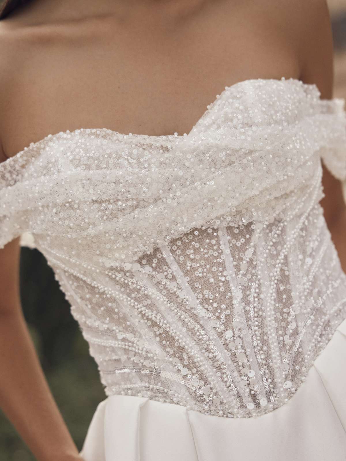 Glamouröses Prinzessinnen-Brautkleid aus Mikado mit Baskentaille & funkelnder Corsage