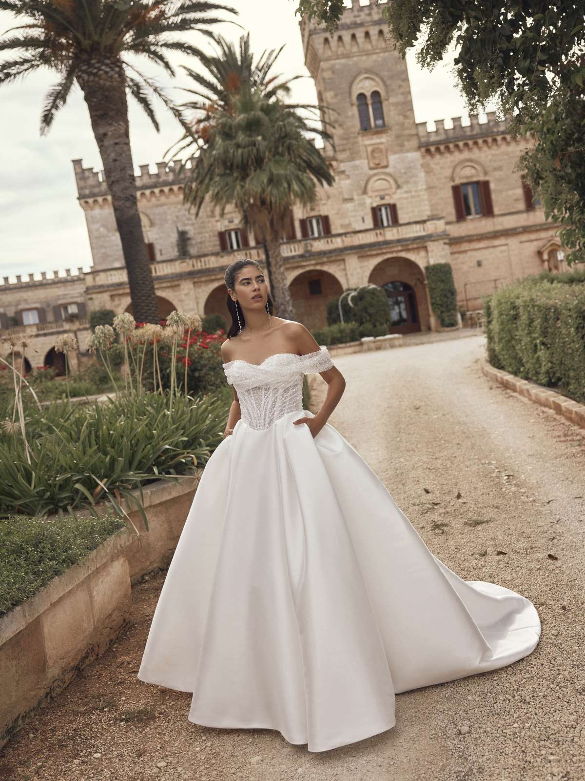 Glamouröses Prinzessinnen-Brautkleid aus Mikado mit Baskentaille & funkelnder Corsage
Modeca Melindra