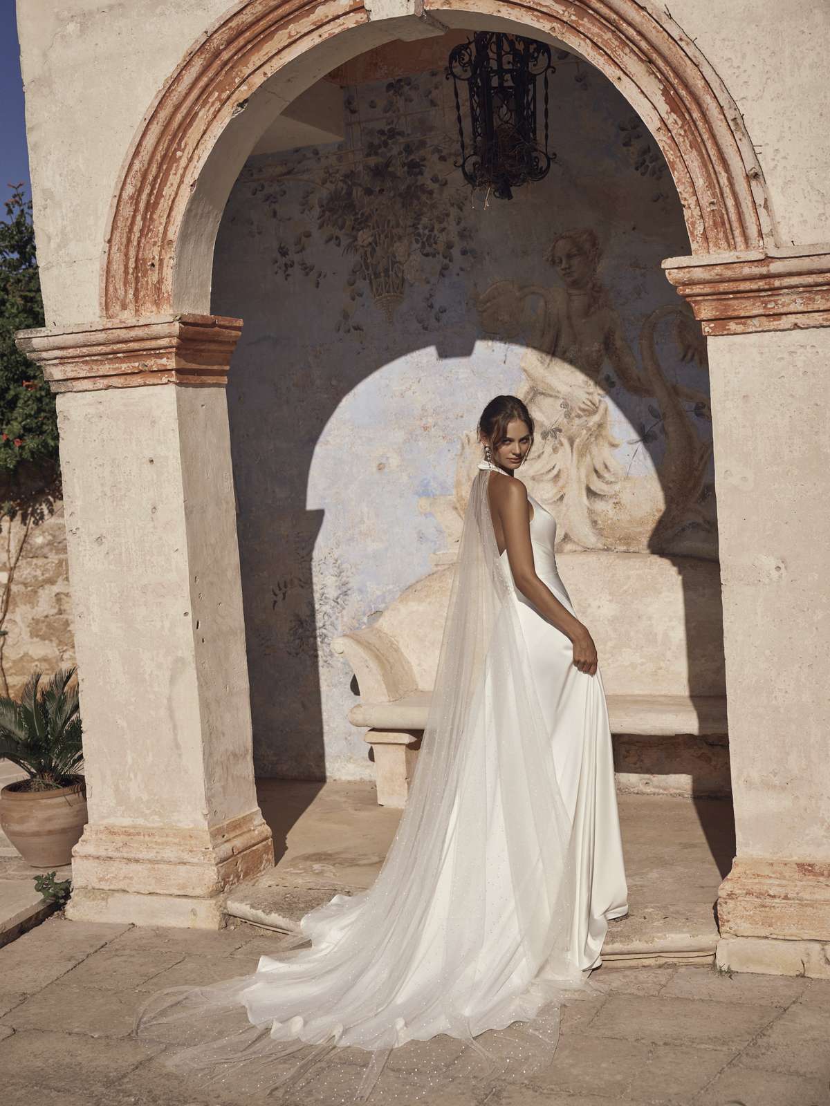 Clean Chic A-Linien-Brautkleid aus Satin mit Neckholder-Ausschnitt