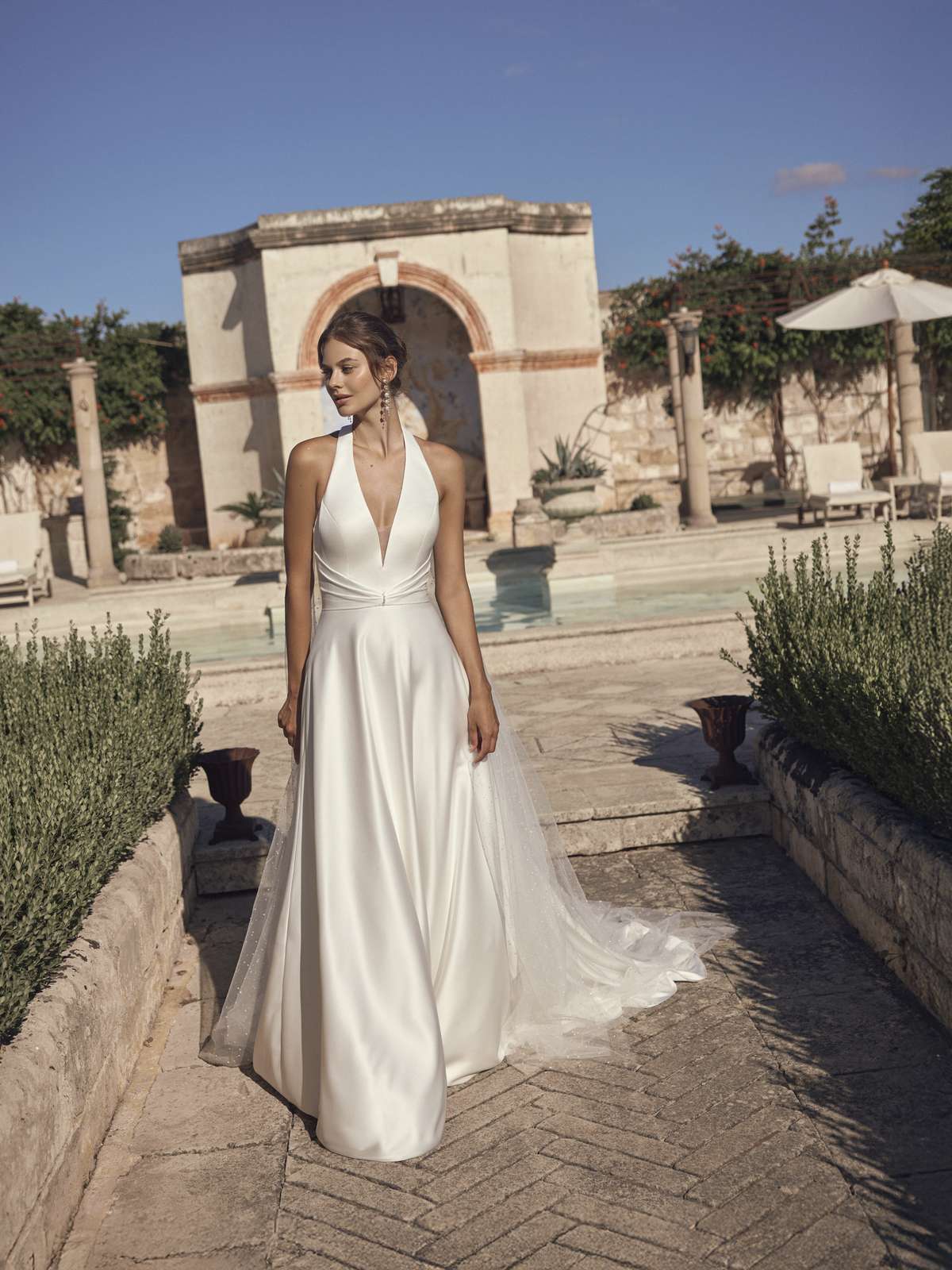 Clean Chic A-Linien-Brautkleid aus Satin mit Neckholder-Ausschnitt
Modeca Milora