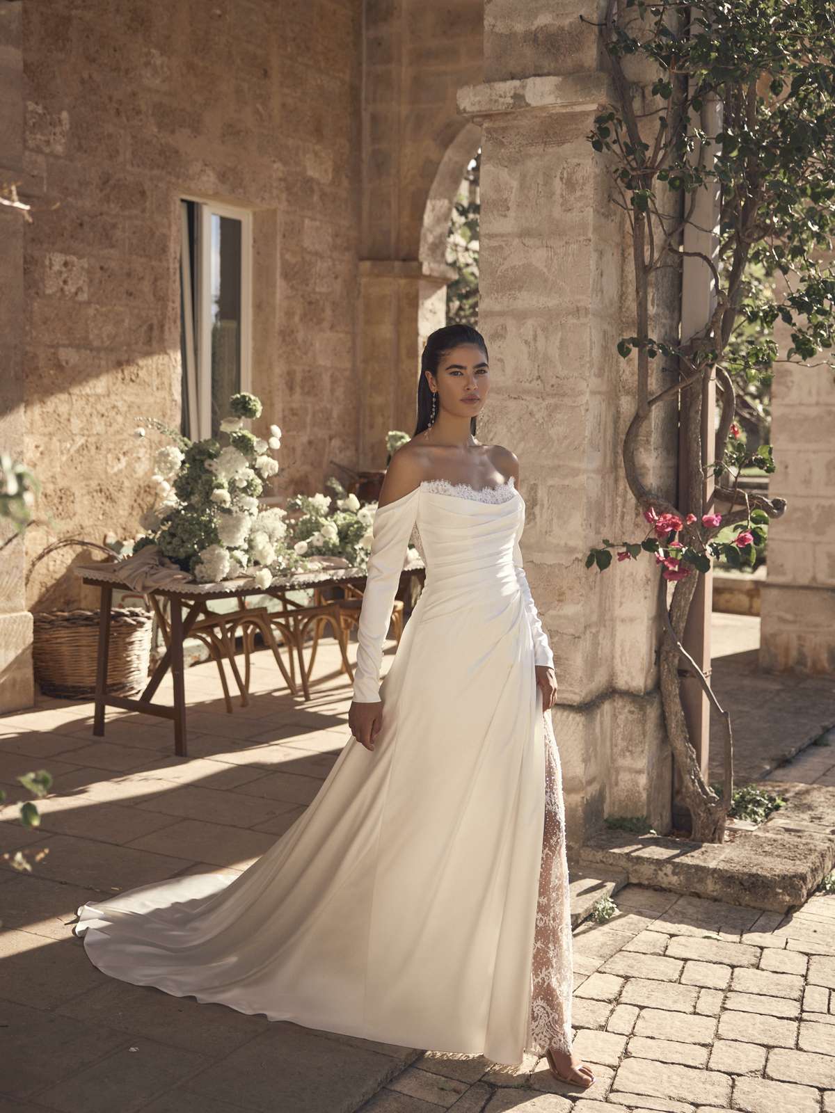 Schmales A-Linien-Brautkleid aus Satin mit Raffungen und abnehmbaren Carmen-Ärmeln
Modeca Mylena