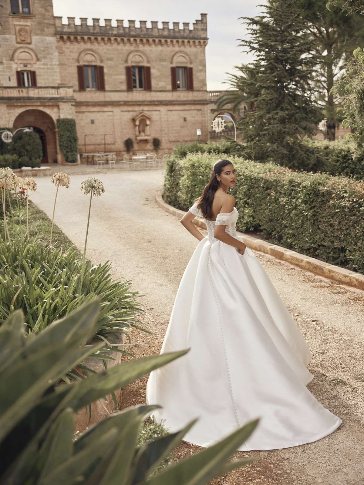 Glamouröses Prinzessinnen-Brautkleid aus Mikado mit Baskentaille & funkelnder Corsage