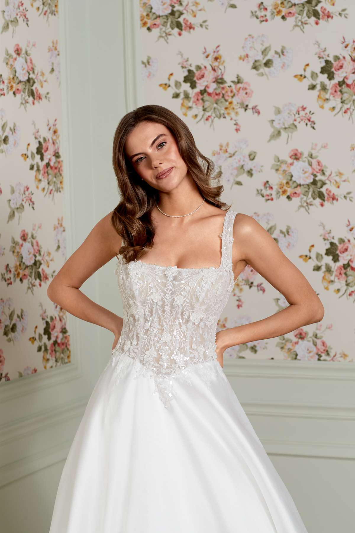 Glamouröses Mikado Brautkleid mit Bestickung und Baskentaille Glamouröses Mikado Brautkleid mit Bestickung und Baskentaille