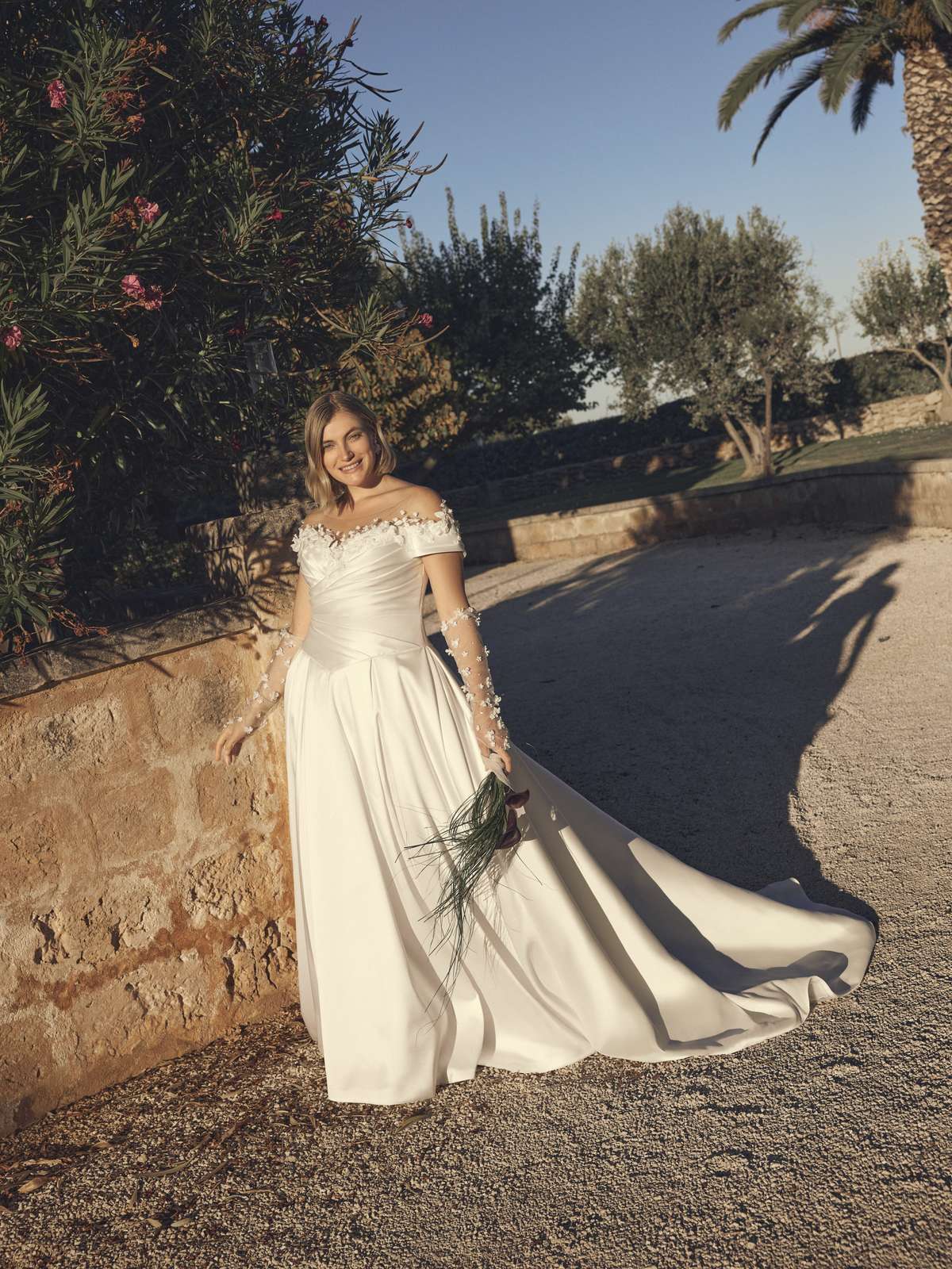 Elegantes Curvy-Prinzessinnen-Brautkleid aus Mikado im cleanen Look mit 3D-Blüten Elegantes Curvy-Prinzessinnen-Brautkleid aus Mikado im cleanen Look mit 3D-Blüten