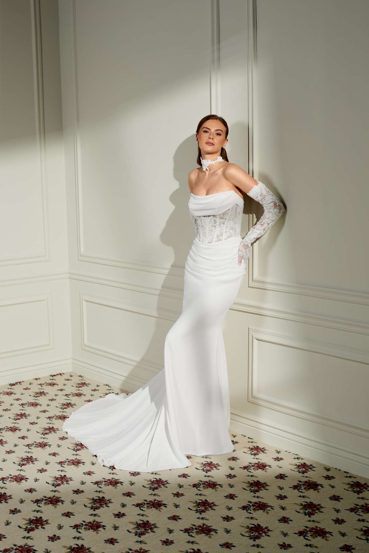 Elegantes Fit and Flare Brautkleid mit Chantilly-Spitze und Raffungen Elegantes Fit and Flare Brautkleid mit Chantilly-Spitze und Raffungen