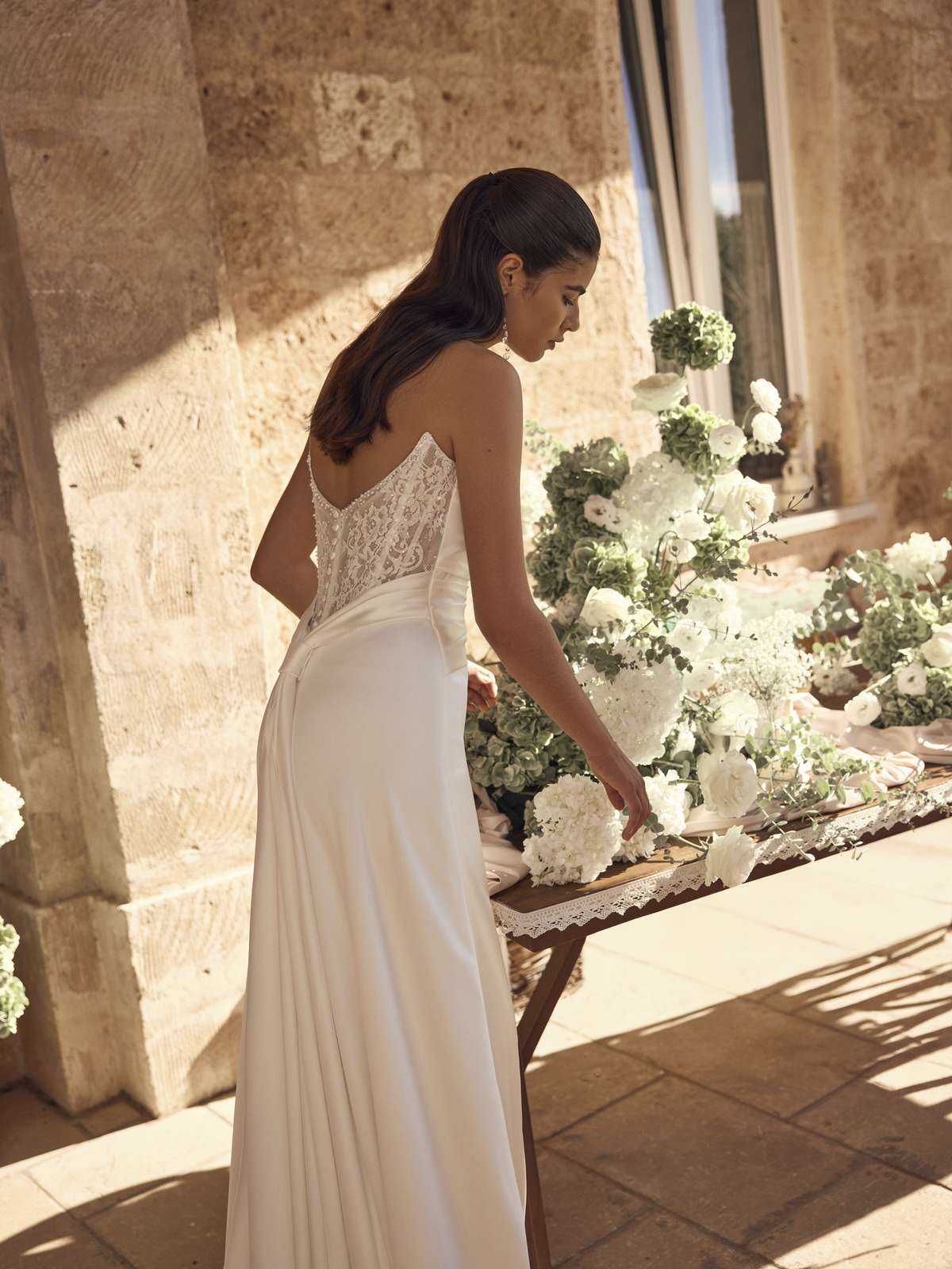 Schmales A-Linien-Brautkleid aus Satin mit Raffungen und abnehmbaren Carmen-Ärmeln