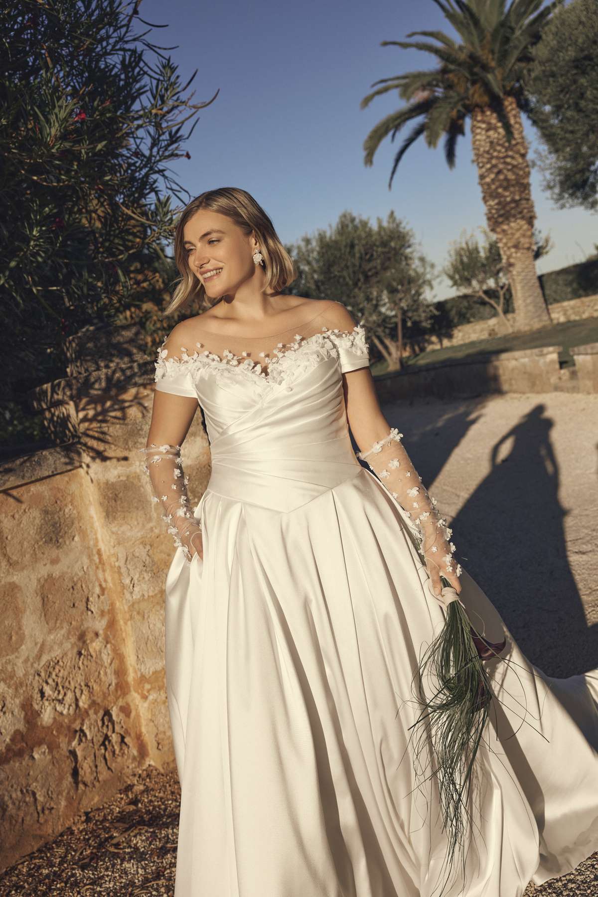 Elegantes Curvy-Prinzessinnen-Brautkleid aus Mikado im cleanen Look mit 3D-Blüten
Modeca Noralyn Elegantes Curvy-Prinzessinnen-Brautkleid aus Mikado im cleanen Look mit 3D-Blüten
Modeca Noralyn