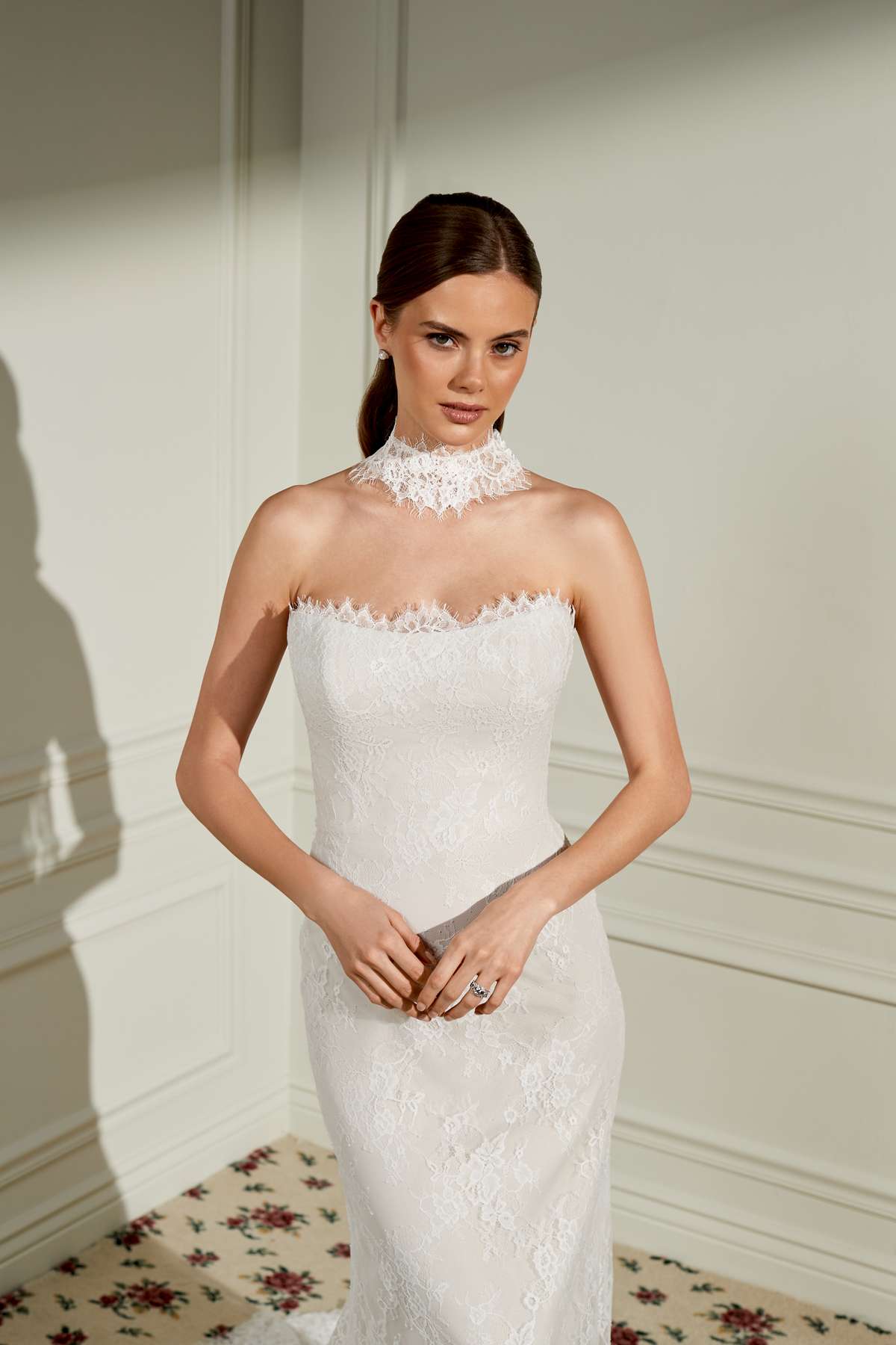 Fit and Flare Brautkleid aus feiner Chantilly-Spitze Fit and Flare Brautkleid aus feiner Chantilly-Spitze