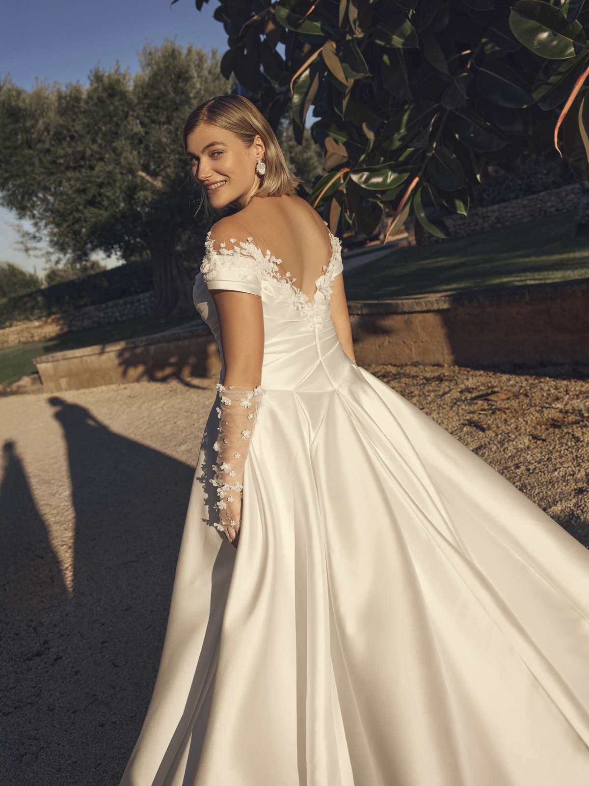 Elegantes Curvy-Prinzessinnen-Brautkleid aus Mikado im cleanen Look mit 3D-Blüten Elegantes Curvy-Prinzessinnen-Brautkleid aus Mikado im cleanen Look mit 3D-Blüten