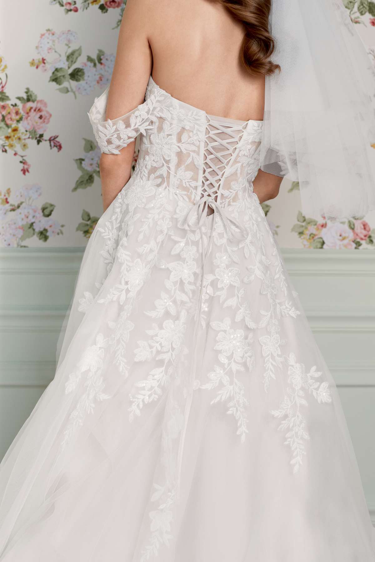 Romantisches A-Linien-Brautkleid mit floraler Spitze und Tüll Romantisches A-Linien-Brautkleid mit floraler Spitze und Tüll