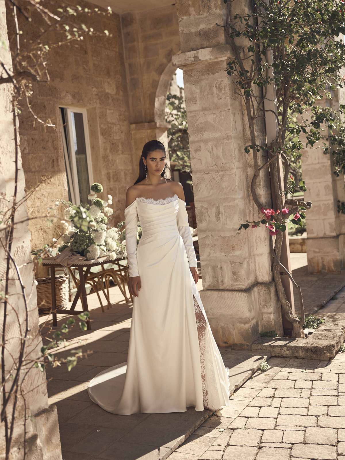 Schmales A-Linien-Brautkleid aus Satin mit Raffungen und abnehmbaren Carmen-Ärmeln
