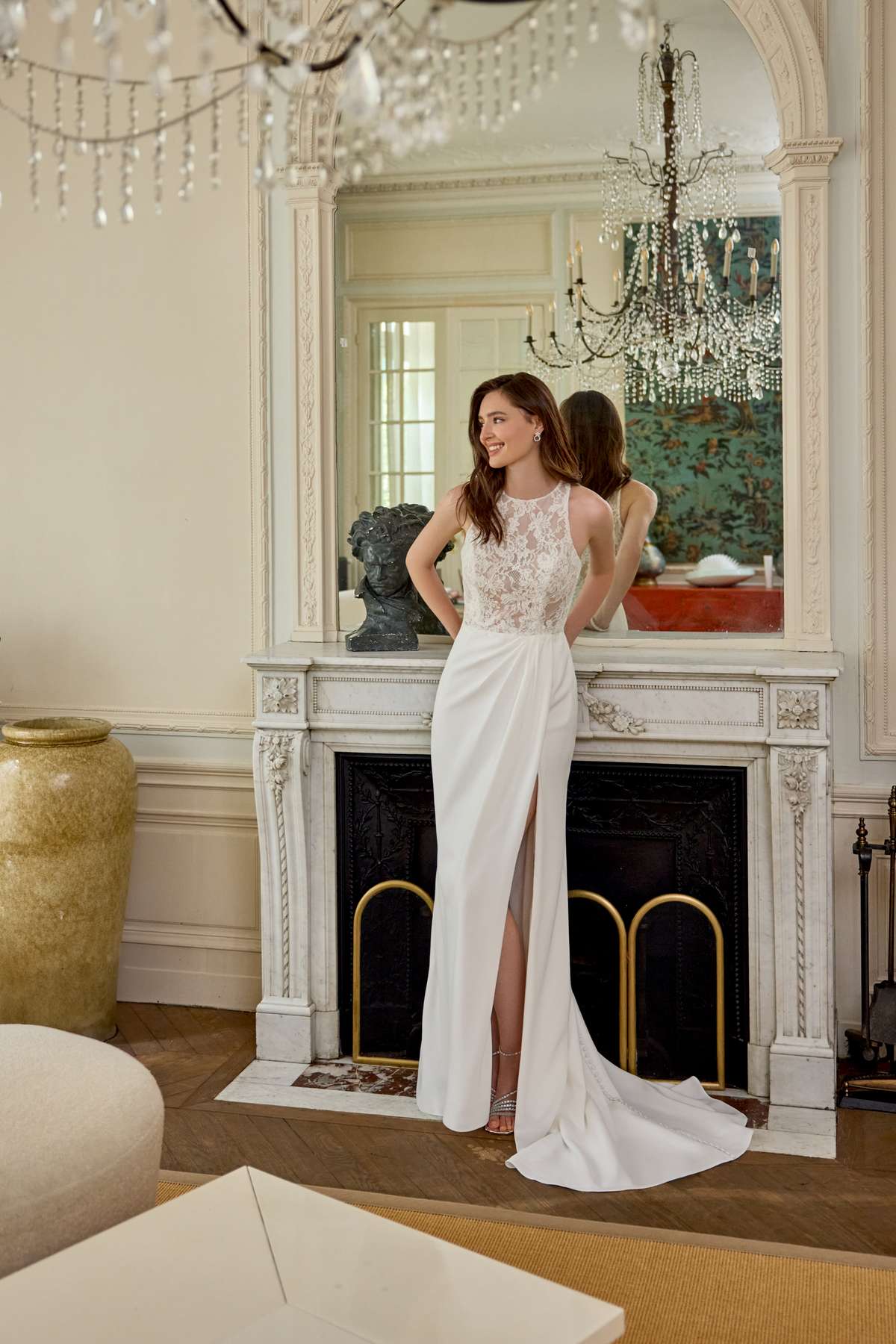 Hochgeschlossenes Fit and Flare Brautkleid mit Chantilly Spitze und Schlitz
Adore by Justin Alexander Remy Hochgeschlossenes Fit and Flare Brautkleid mit Chantilly Spitze und Schlitz
Adore by Justin Alexander Remy