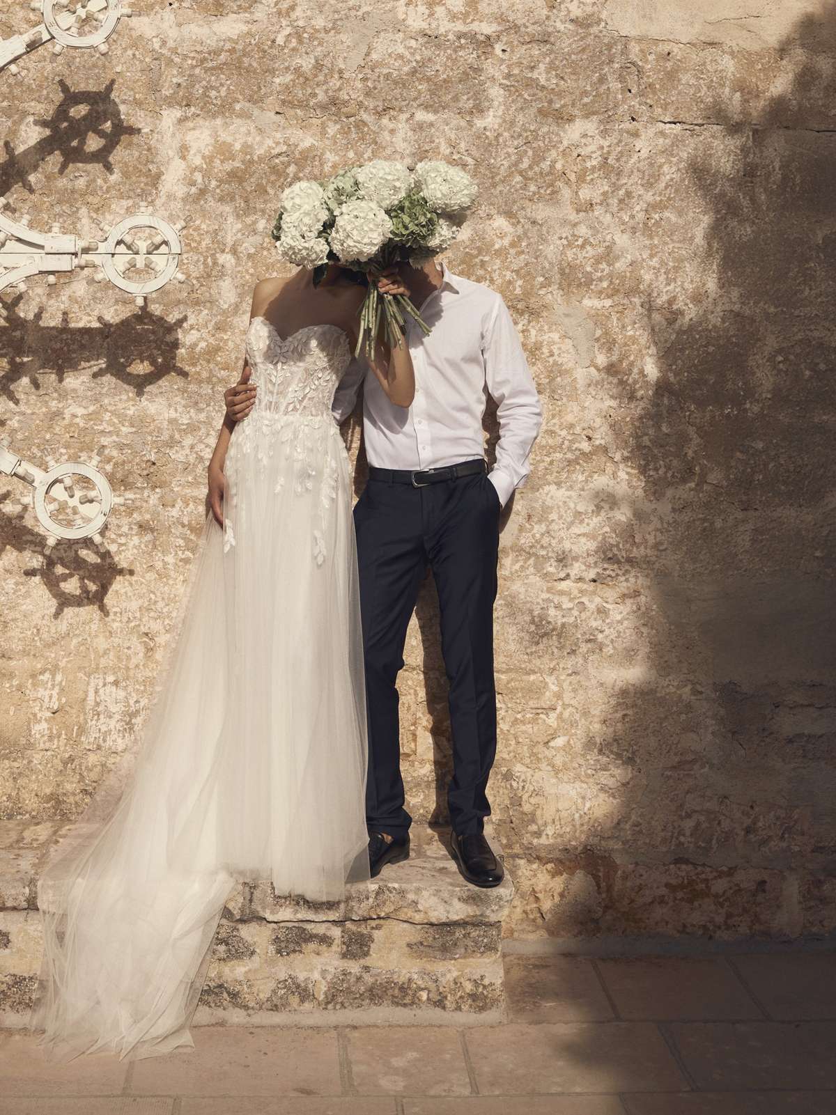 Verspieltes A-Linien-Brautkleid mit floraler Blätterspitze und luftigem Tüll-Rock Verspieltes A-Linien-Brautkleid mit floraler Blätterspitze und luftigem Tüll-Rock