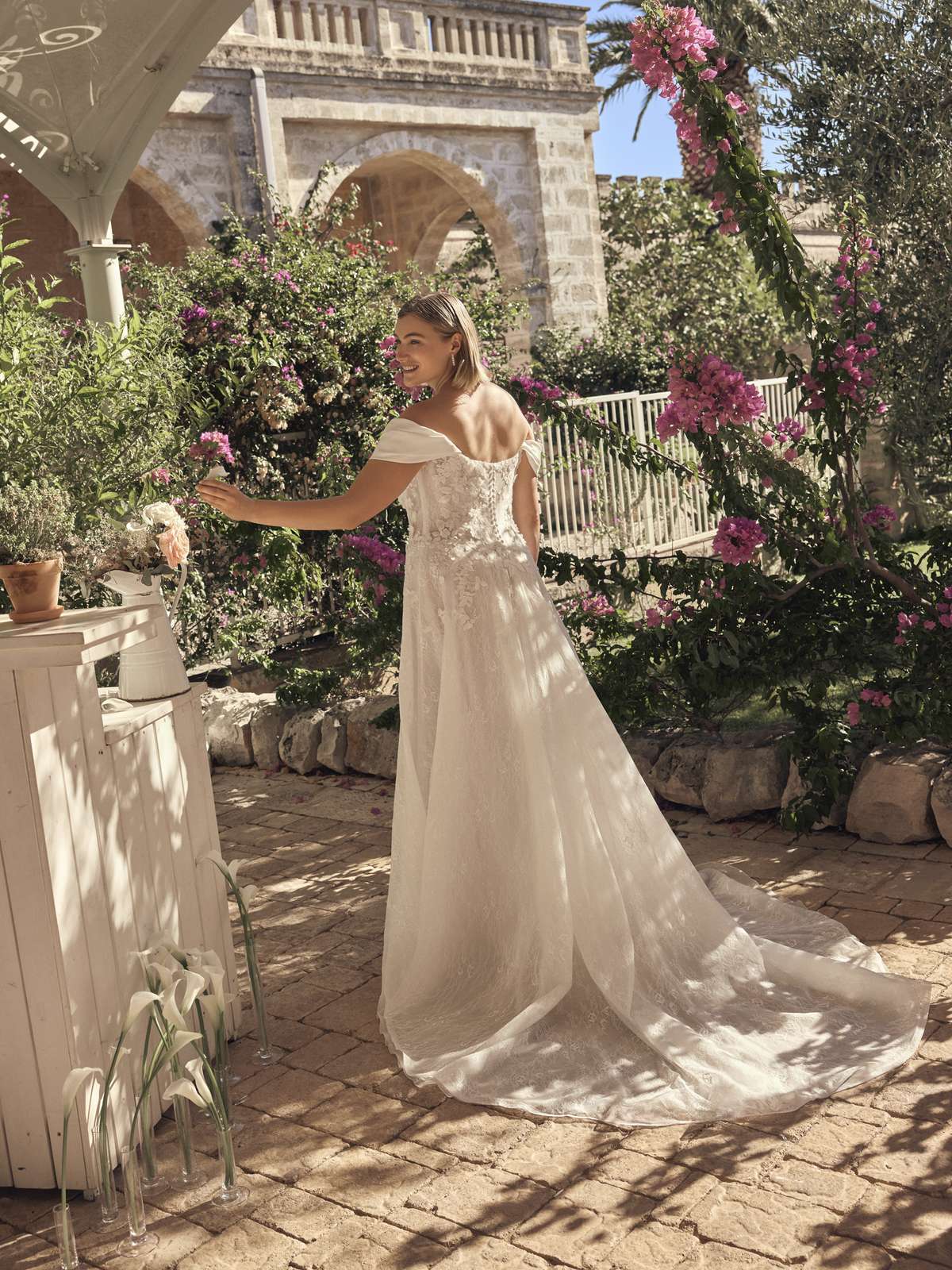 Romantisches Curvy A-Linien-Brautkleid mit floraler Spitze Romantisches Curvy A-Linien-Brautkleid mit floraler Spitze
