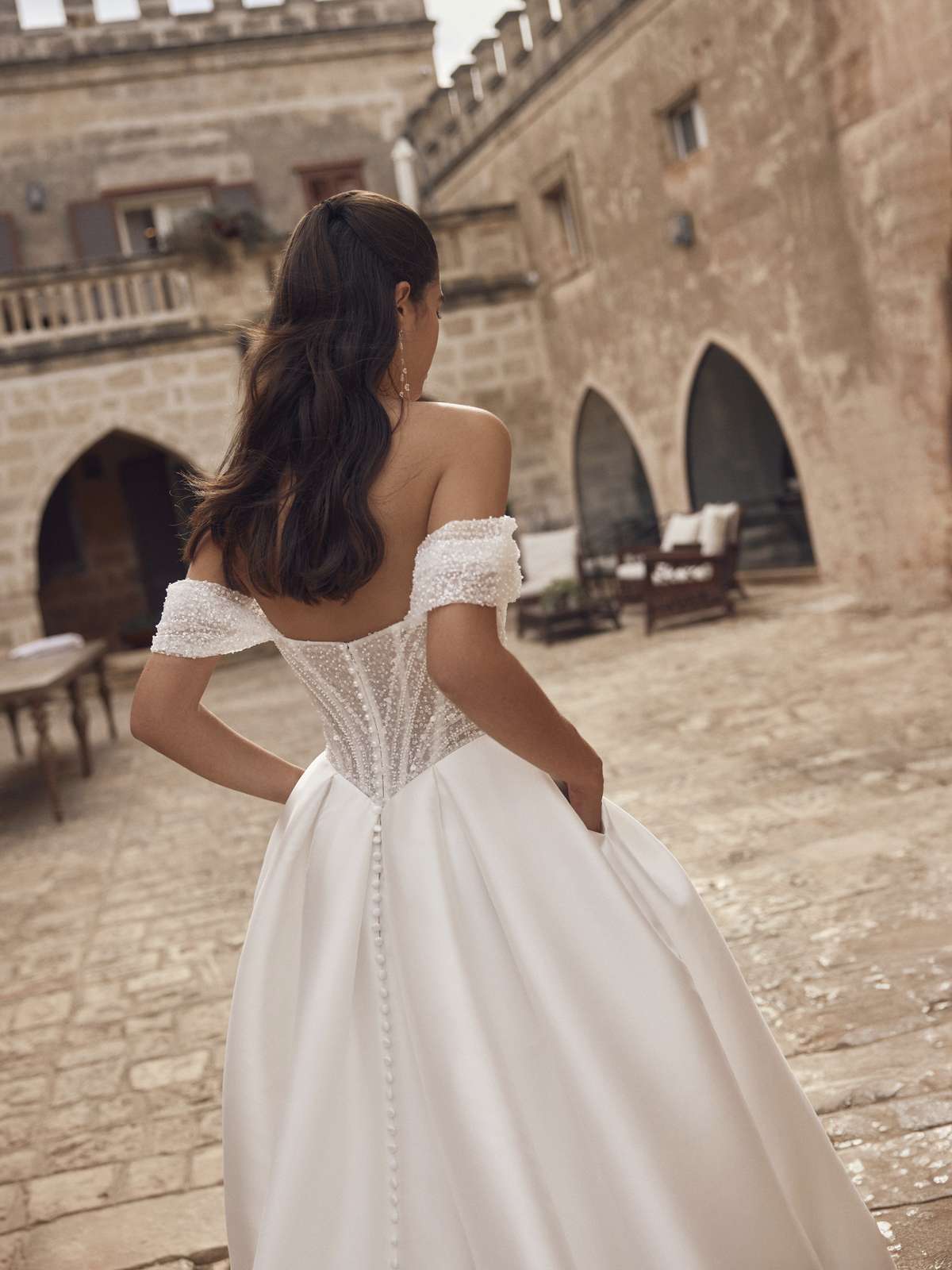 Glamouröses Prinzessinnen-Brautkleid aus Mikado mit Baskentaille & funkelnder Corsage