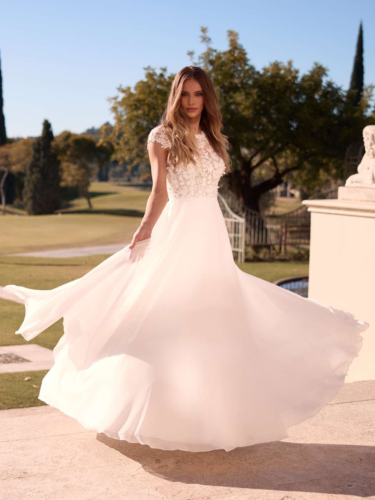 A-Linien Brautkleid mit zarter Blütenspitze und fließendem Chiffon-Rock
Lorin Binaco Evento