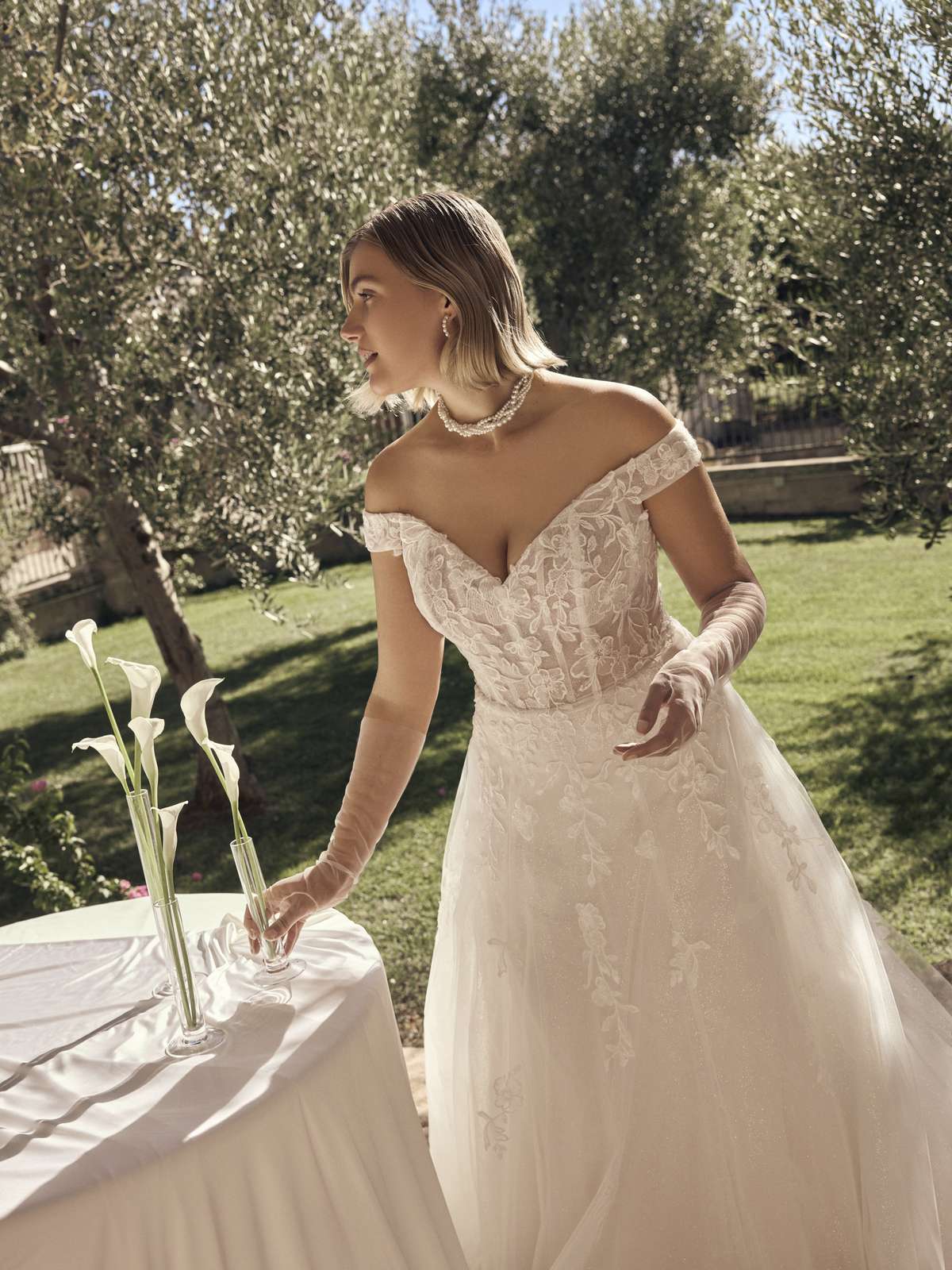 Romantisches Curvy A-Linien-Brautkleid mit floraler Spitze Romantisches Curvy A-Linien-Brautkleid mit floraler Spitze