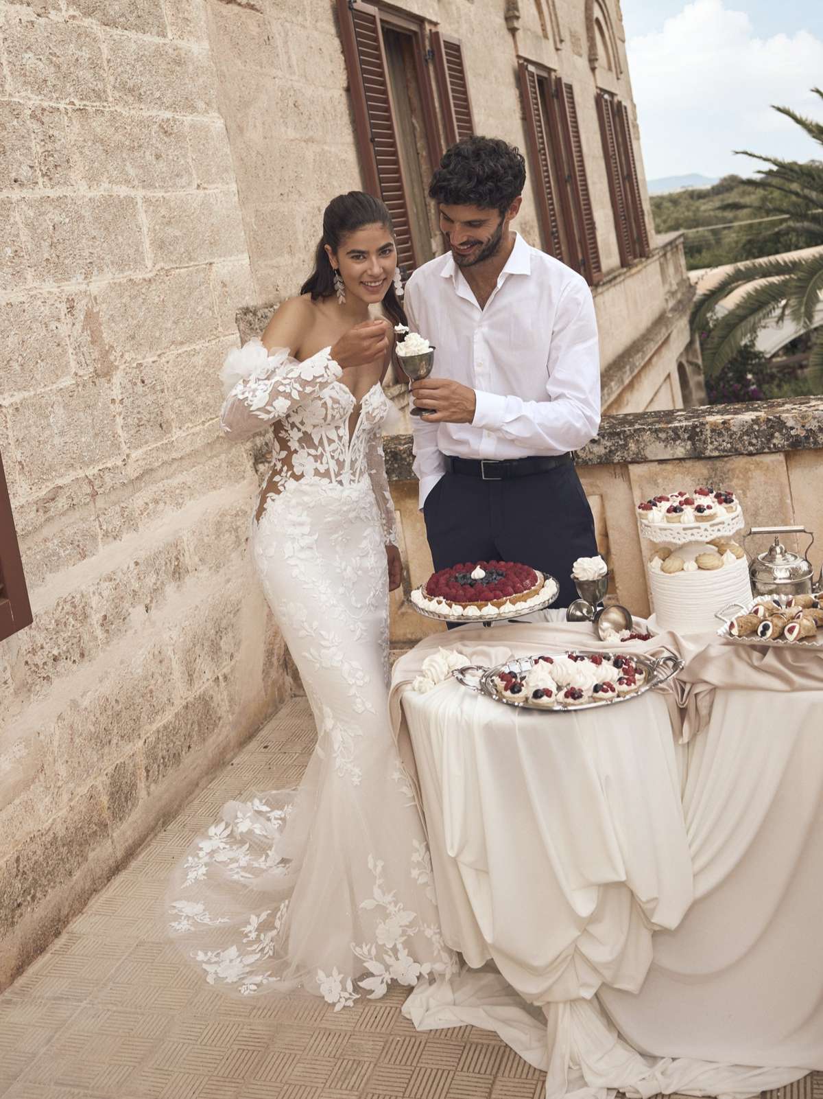 Sexy Meerjungfrauen-Brautkleid mit floraler Spitze und transparenter Corsage Sexy Meerjungfrauen-Brautkleid mit floraler Spitze und transparenter Corsage