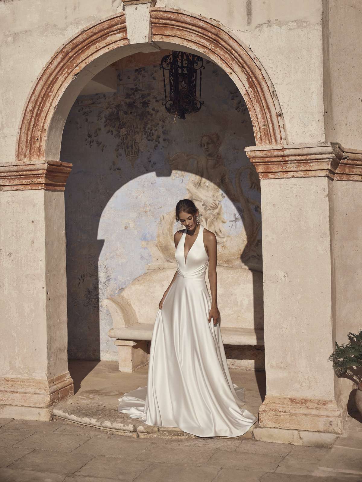 Clean Chic A-Linien-Brautkleid aus Satin mit Neckholder-Ausschnitt