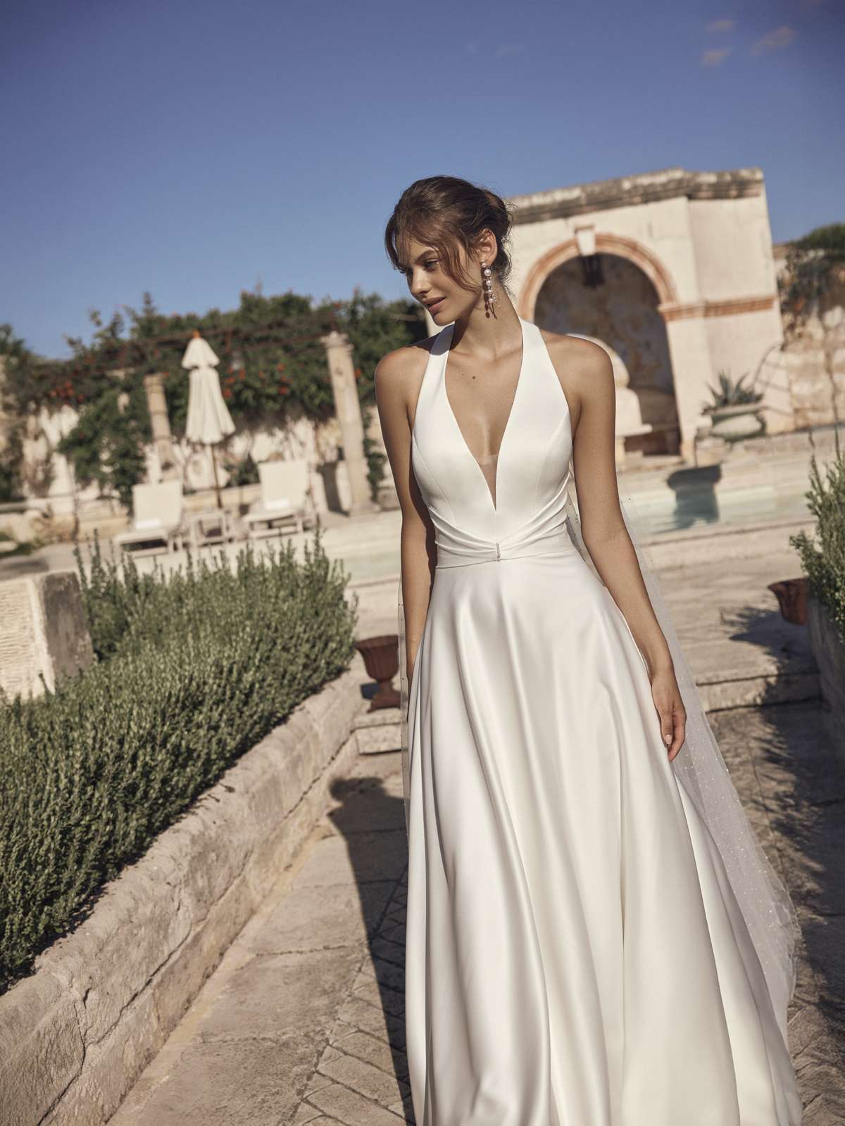 Clean Chic A-Linien-Brautkleid aus Satin mit Neckholder-Ausschnitt
