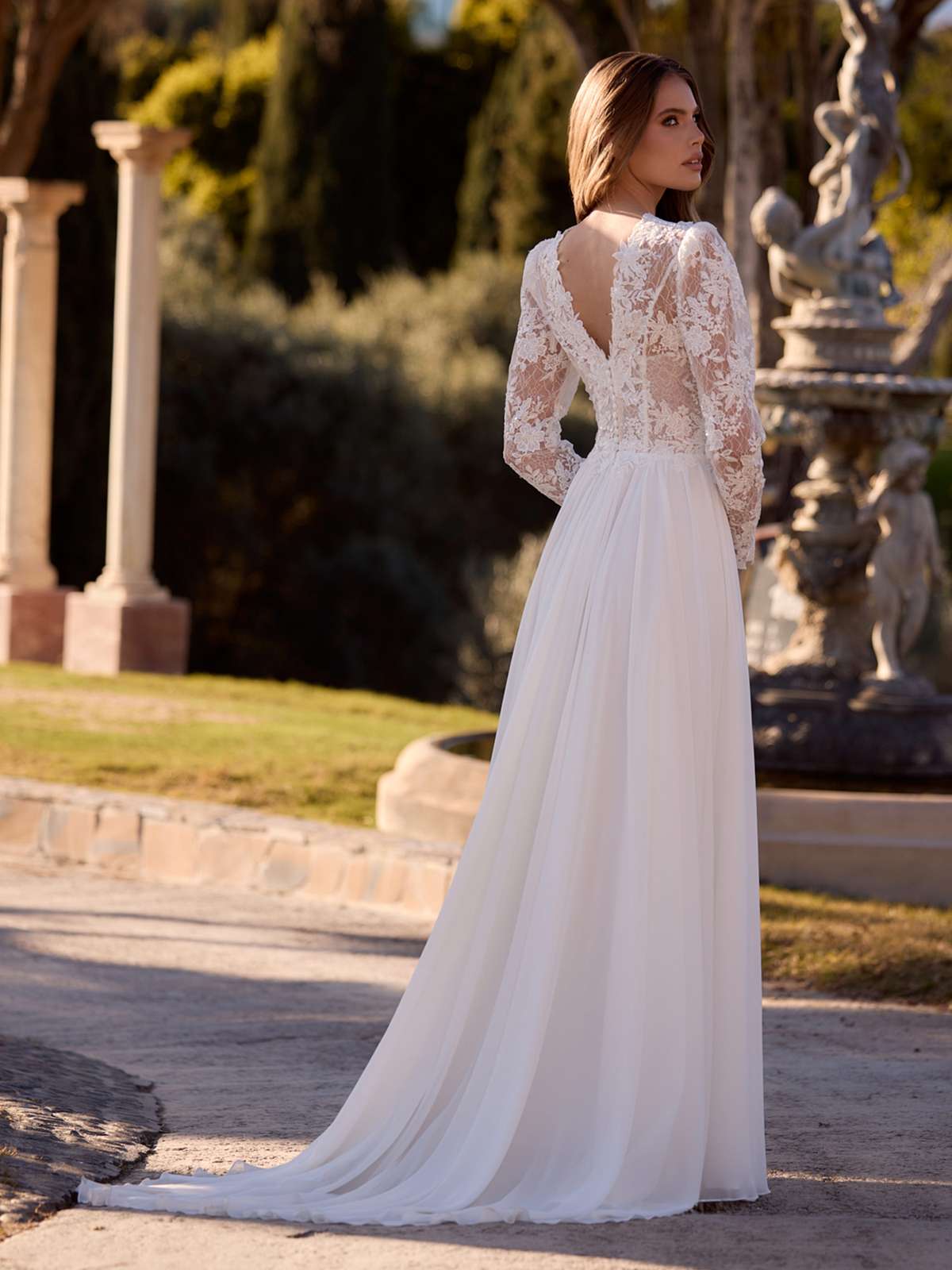 Fließendes A-Linien Brautkleid mit floraler Spitze und eleganten langen Ärmeln