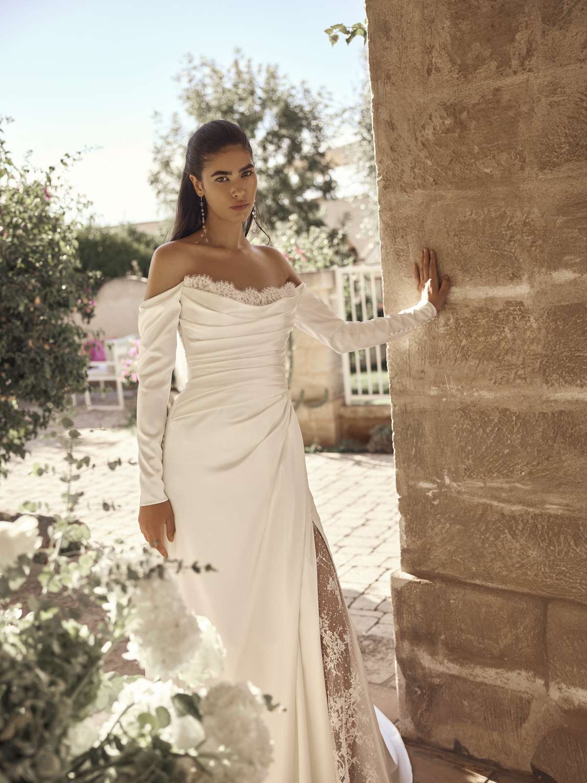 Schmales A-Linien-Brautkleid aus Satin mit Raffungen und abnehmbaren Carmen-Ärmeln