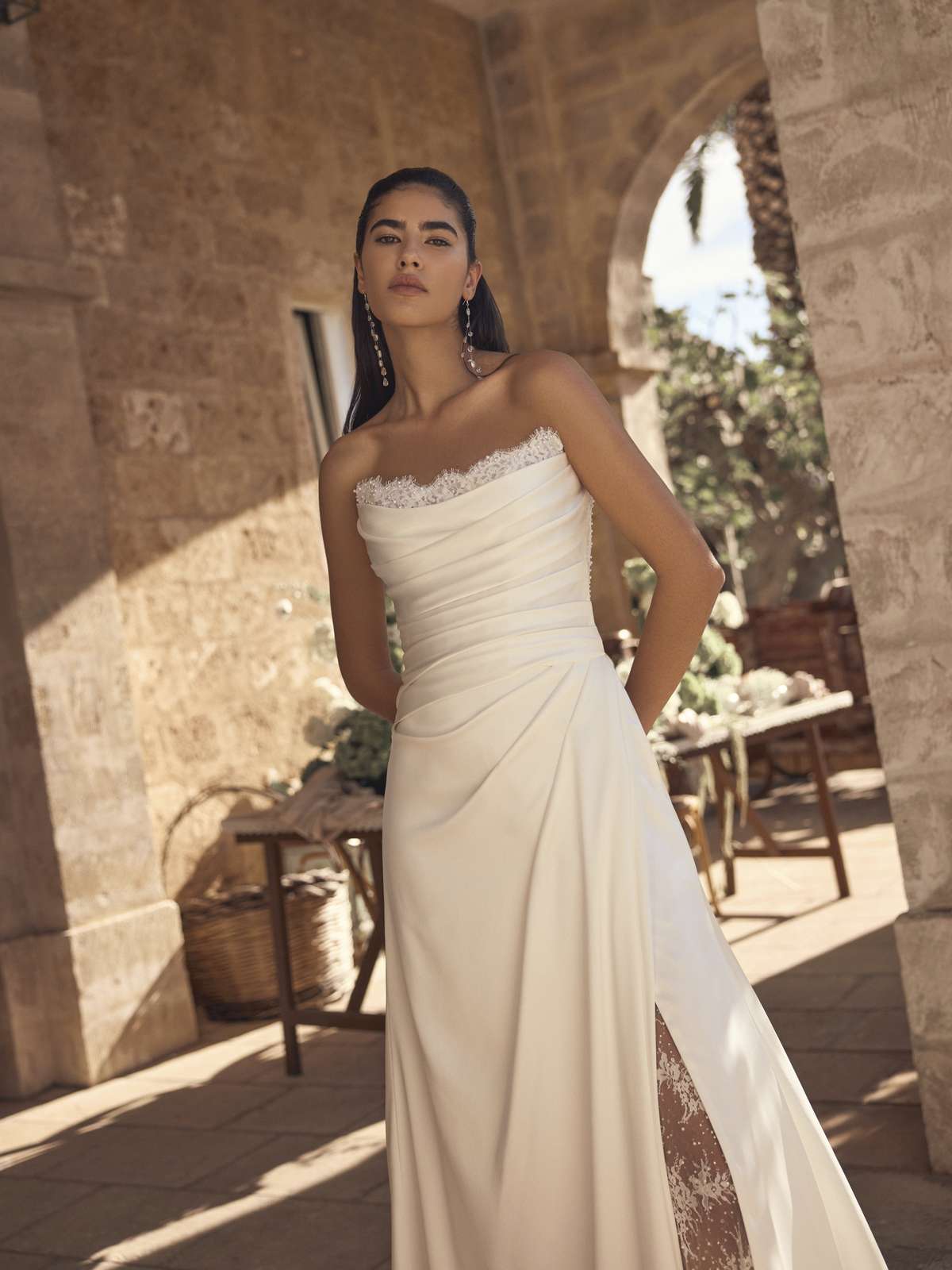 Schmales A-Linien-Brautkleid aus Satin mit Raffungen und abnehmbaren Carmen-Ärmeln