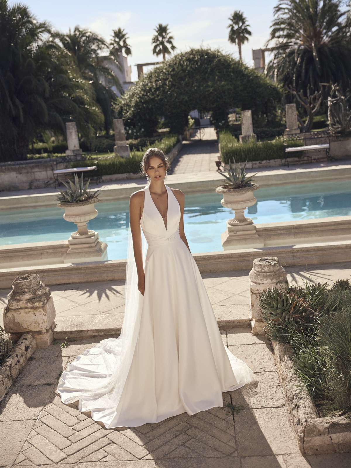 Clean Chic A-Linien-Brautkleid aus Satin mit Neckholder-Ausschnitt