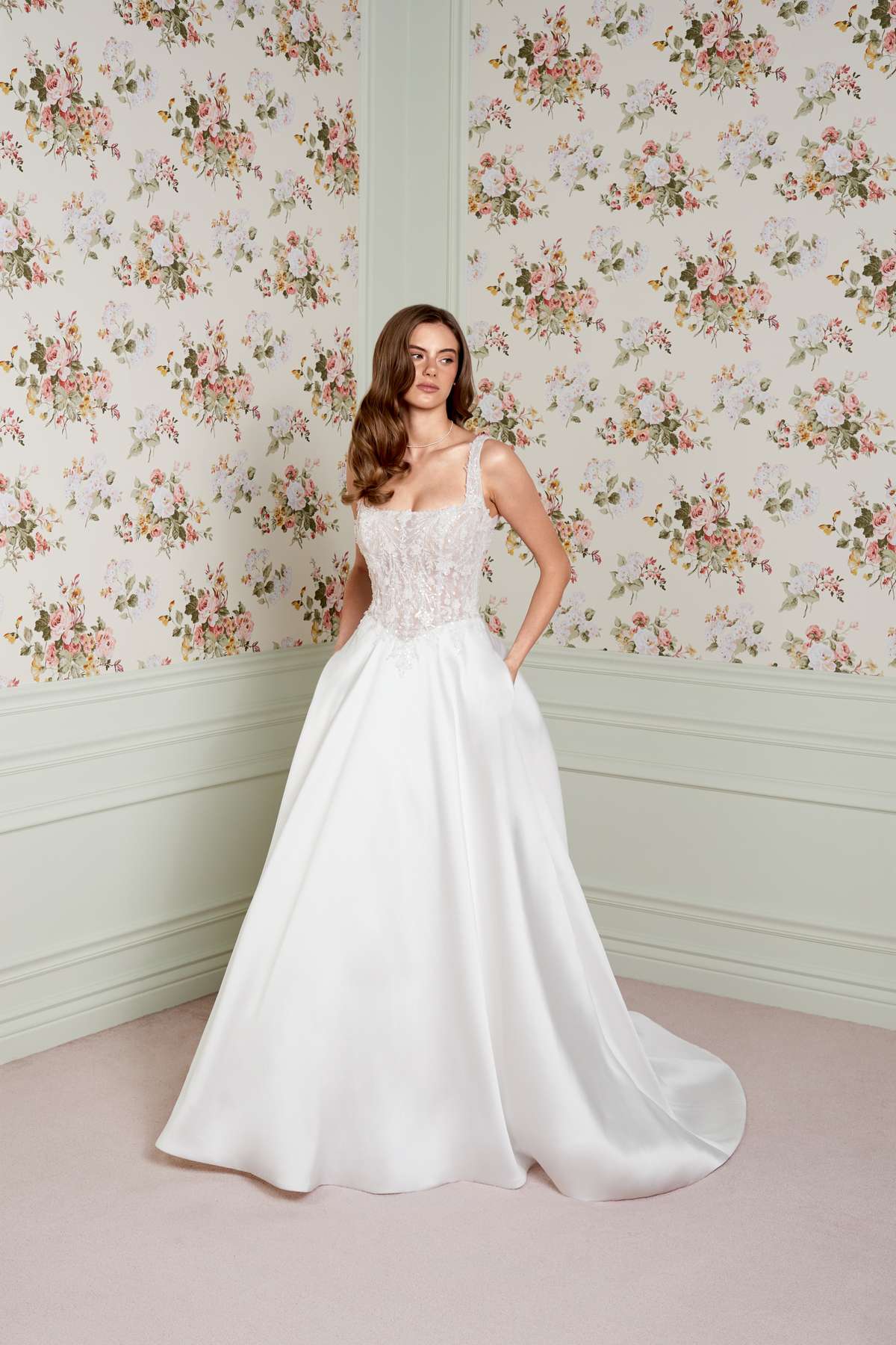 Glamouröses Mikado Brautkleid mit Bestickung und Baskentaille
Adore by Justin Alexander Florence Glamouröses Mikado Brautkleid mit Bestickung und Baskentaille
Adore by Justin Alexander Florence