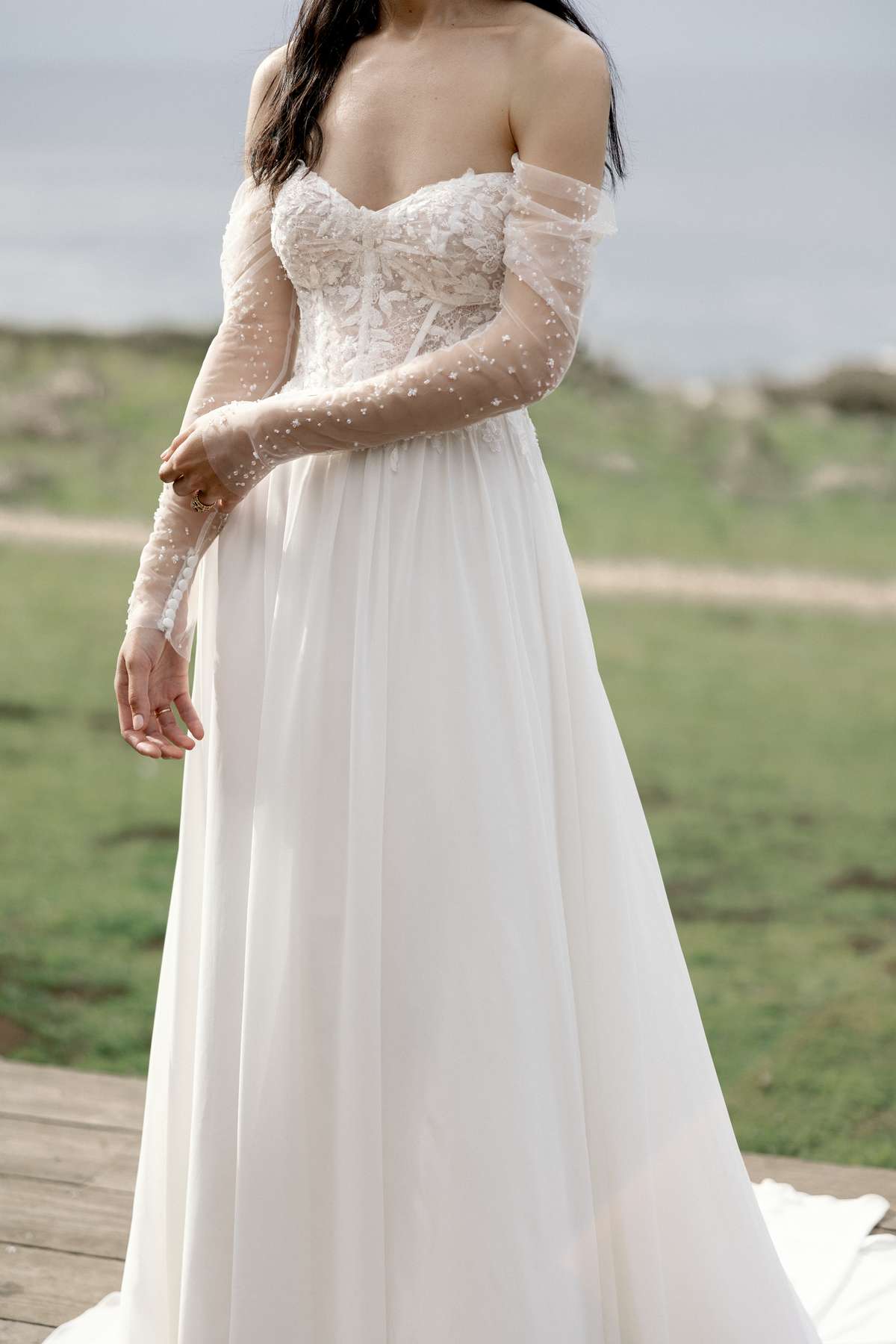 Romantisches A-Linien-Brautkleid mit fließendem Chiffon und abnehmbaren Off-Shoulder-Ärmeln