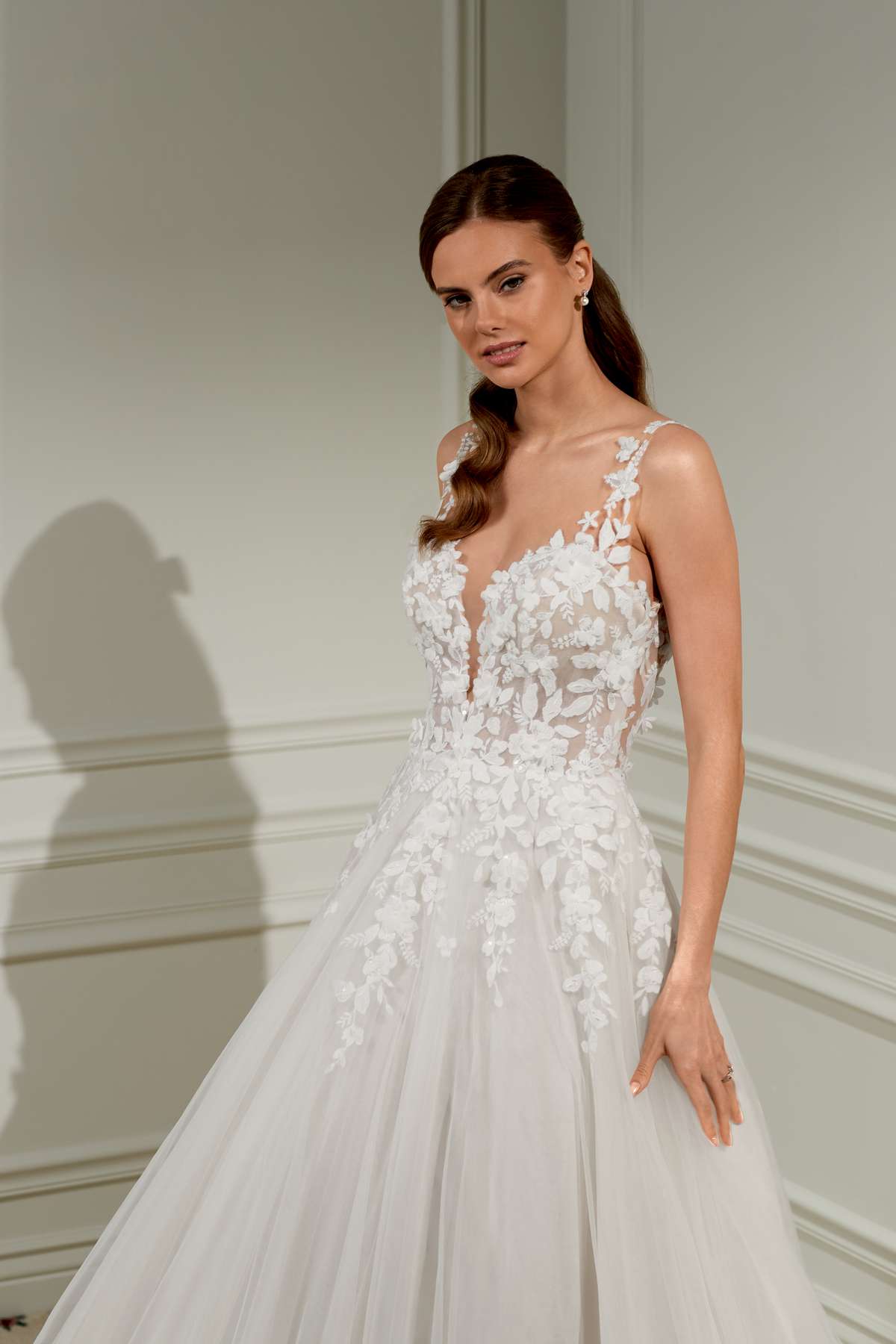 Romantisches A-Linien-Brautkleid mit floraler Spitze Romantisches A-Linien-Brautkleid mit floraler Spitze