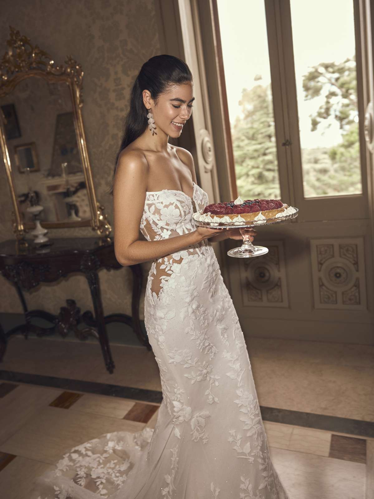 Sexy Meerjungfrauen-Brautkleid mit floraler Spitze und transparenter Corsage Sexy Meerjungfrauen-Brautkleid mit floraler Spitze und transparenter Corsage