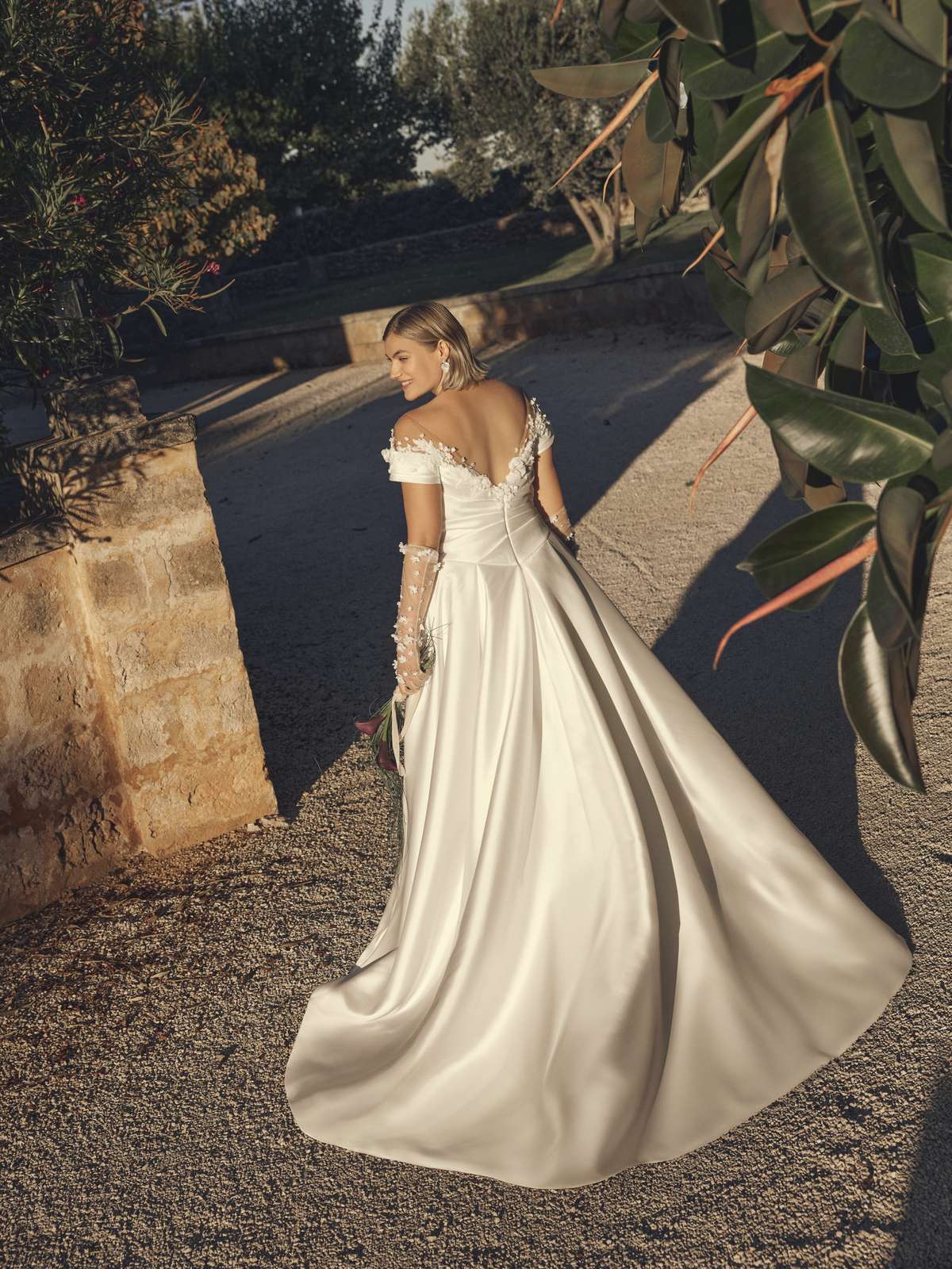 Elegantes Curvy-Prinzessinnen-Brautkleid aus Mikado im cleanen Look mit 3D-Blüten Elegantes Curvy-Prinzessinnen-Brautkleid aus Mikado im cleanen Look mit 3D-Blüten