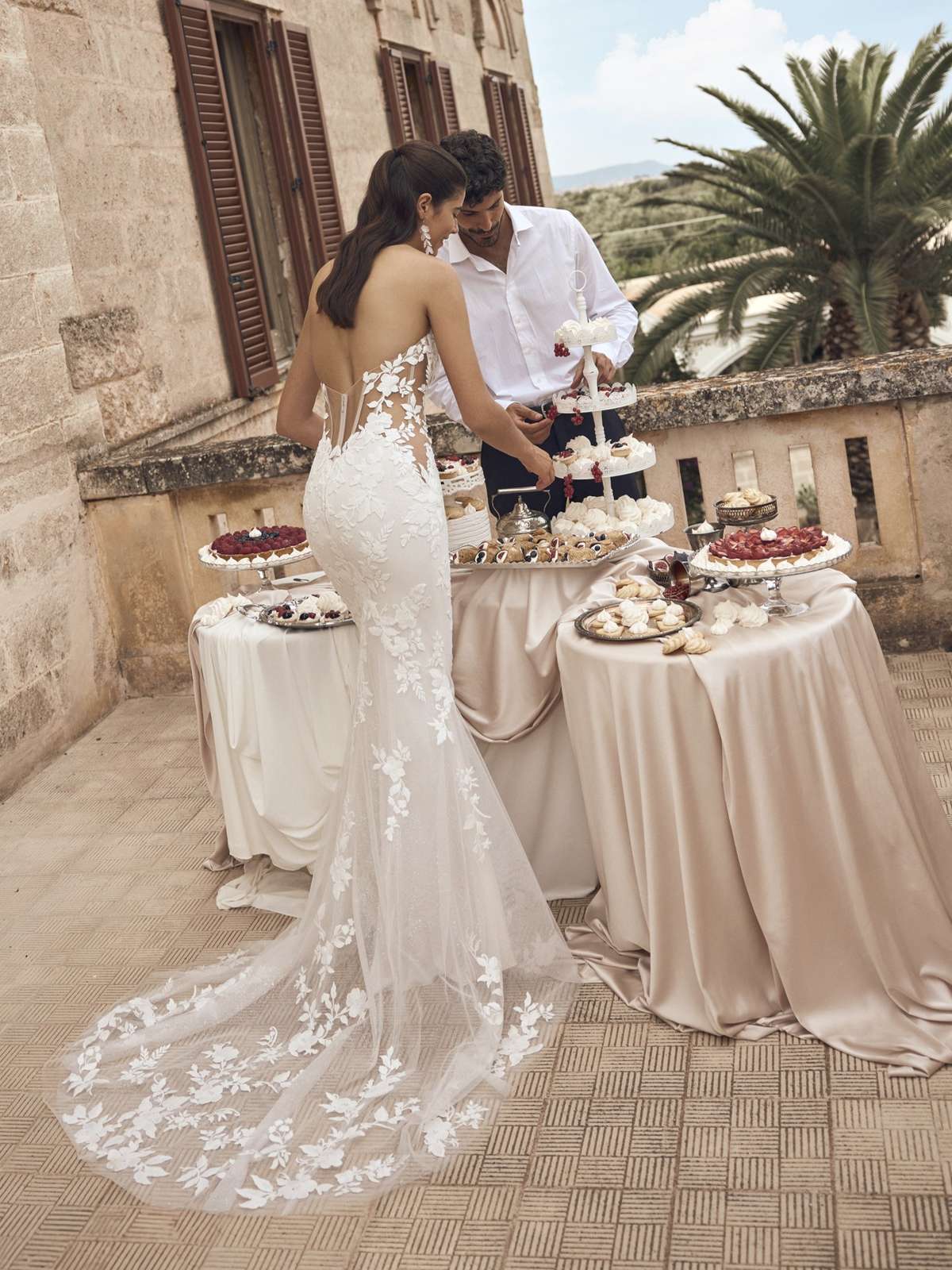 Sexy Meerjungfrauen-Brautkleid mit floraler Spitze und transparenter Corsage Sexy Meerjungfrauen-Brautkleid mit floraler Spitze und transparenter Corsage
