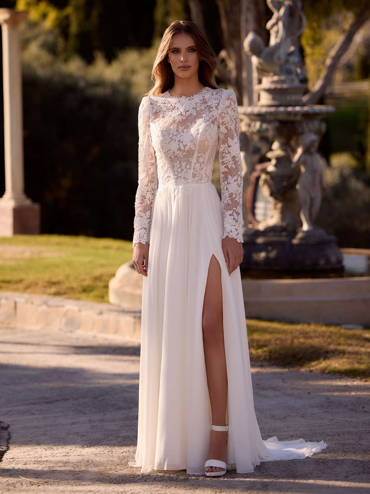 Fließendes A-Linien Brautkleid mit floraler Spitze und eleganten langen Ärmeln
Jaqline Bianco Evento

