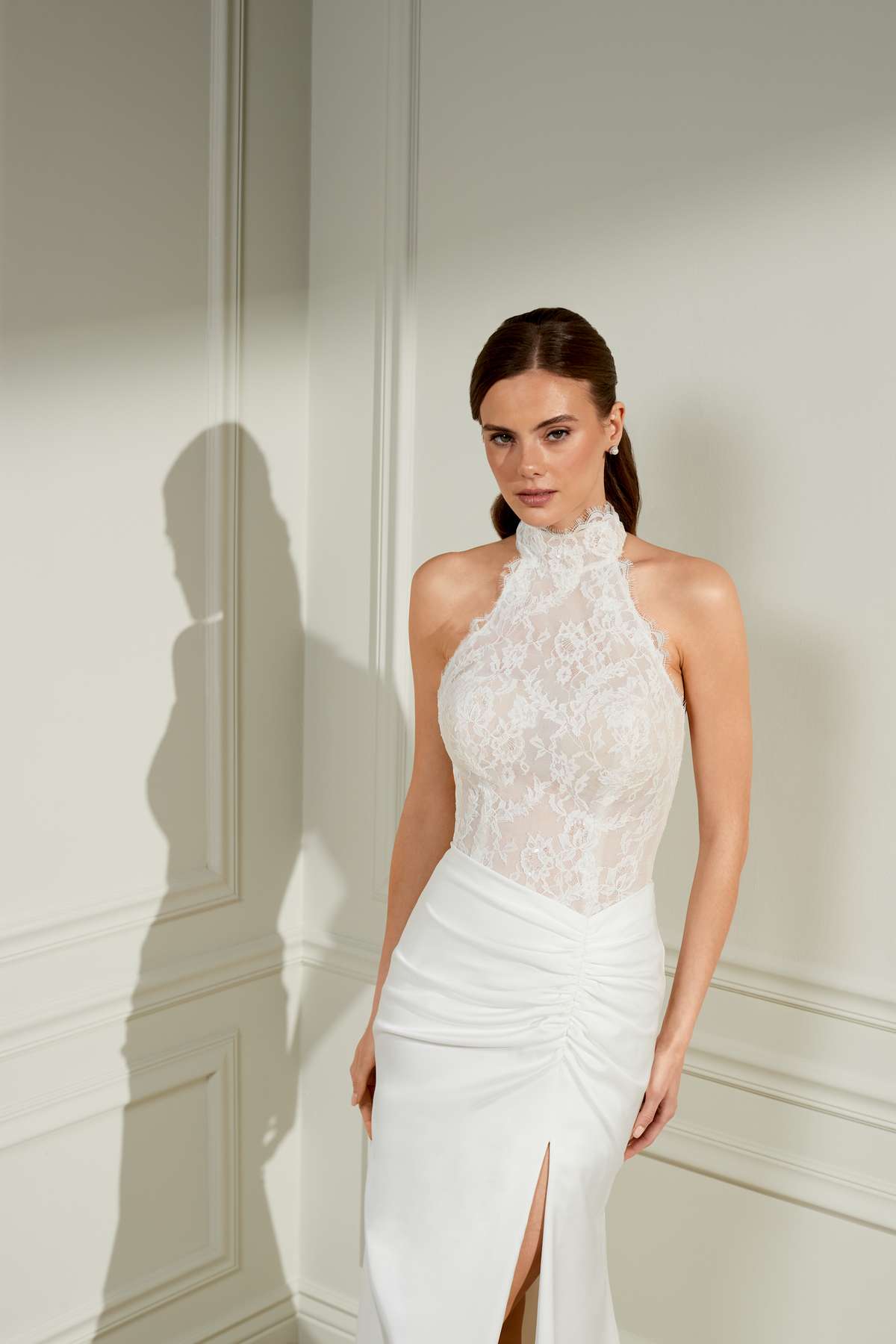 Modernes Neckholder-Brautkleid mit Chantilly-Spitze und Satin Modernes Neckholder-Brautkleid mit Chantilly-Spitze und Satin