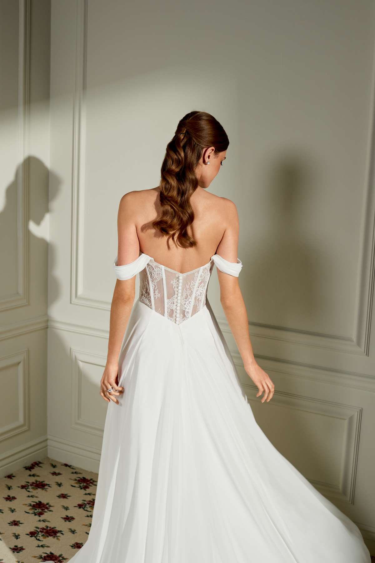 Romantisches A-Linien-Brautkleid mit Baskentaille und Carmen-Trägern Romantisches A-Linien-Brautkleid mit Baskentaille und Carmen-Trägern
