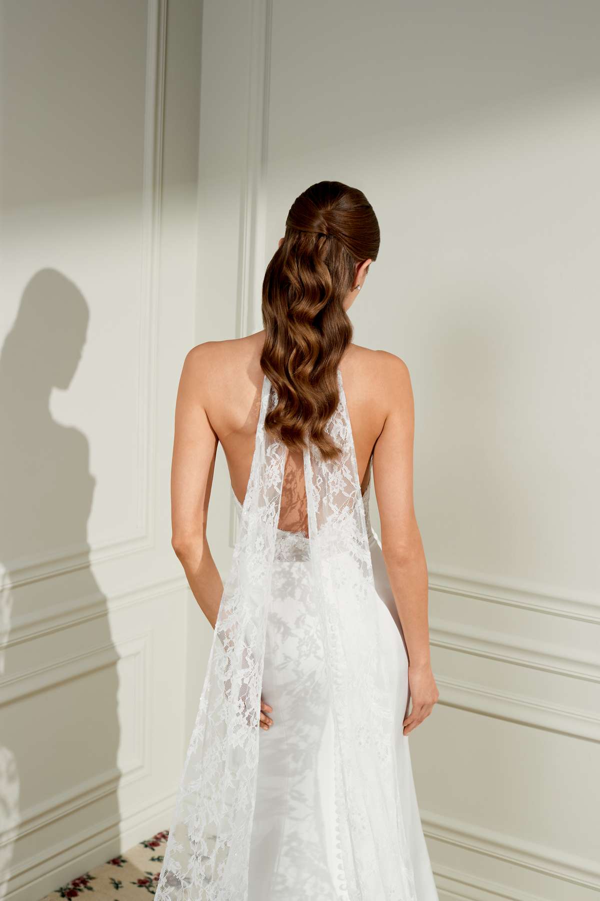 Modernes Neckholder-Brautkleid mit Chantilly-Spitze und Satin Modernes Neckholder-Brautkleid mit Chantilly-Spitze und Satin