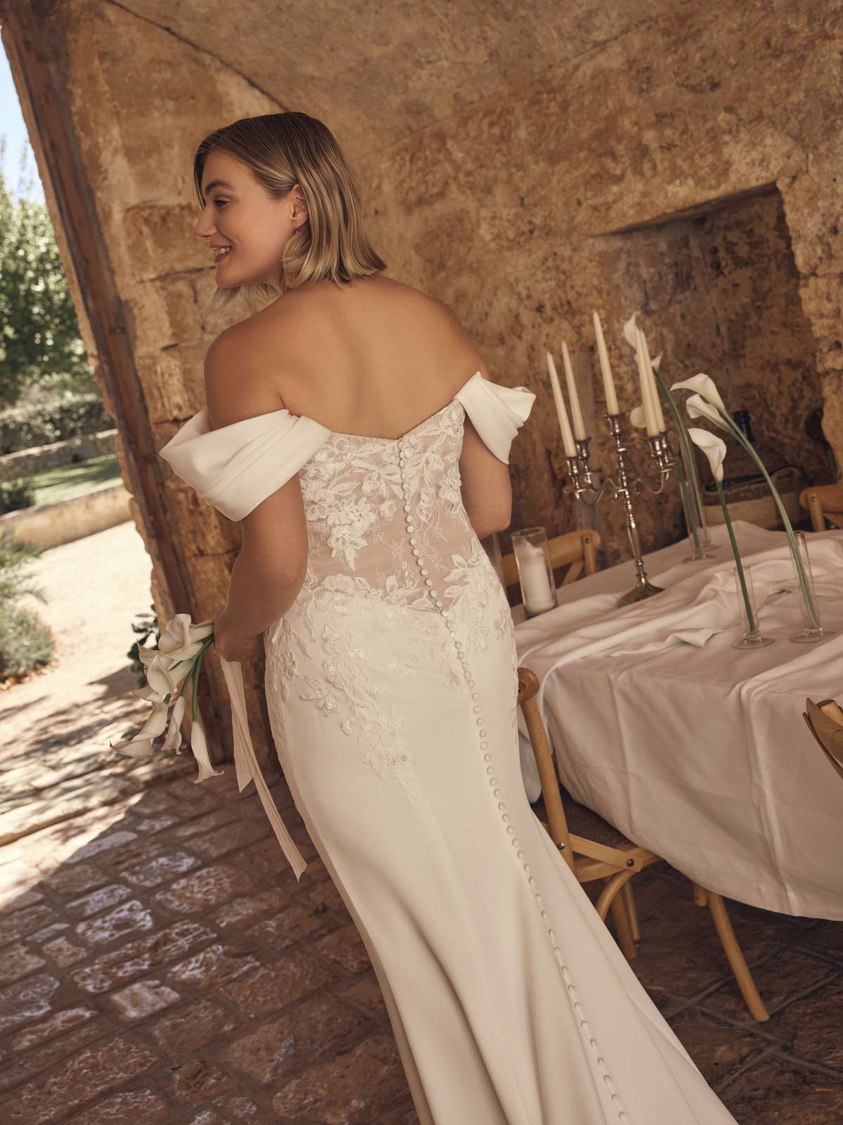 Curvy Fit-and-Flare-Brautkleid mit Spitze und Cat-Eye-Ausschnitt Curvy Fit-and-Flare-Brautkleid mit Spitze und Cat-Eye-Ausschnitt