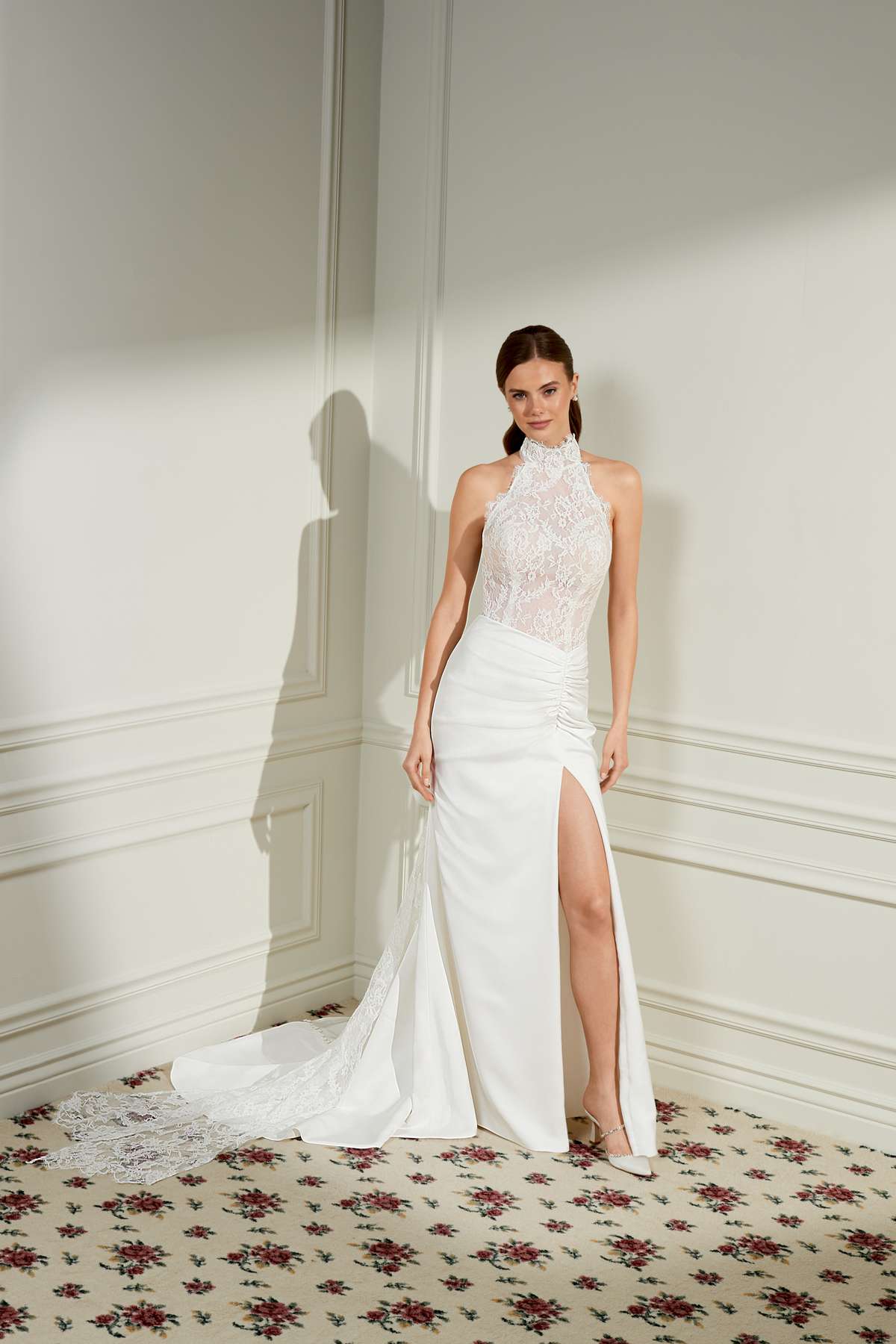 Modernes Neckholder-Brautkleid mit Chantilly-Spitze und Satin Modernes Neckholder-Brautkleid mit Chantilly-Spitze und Satin