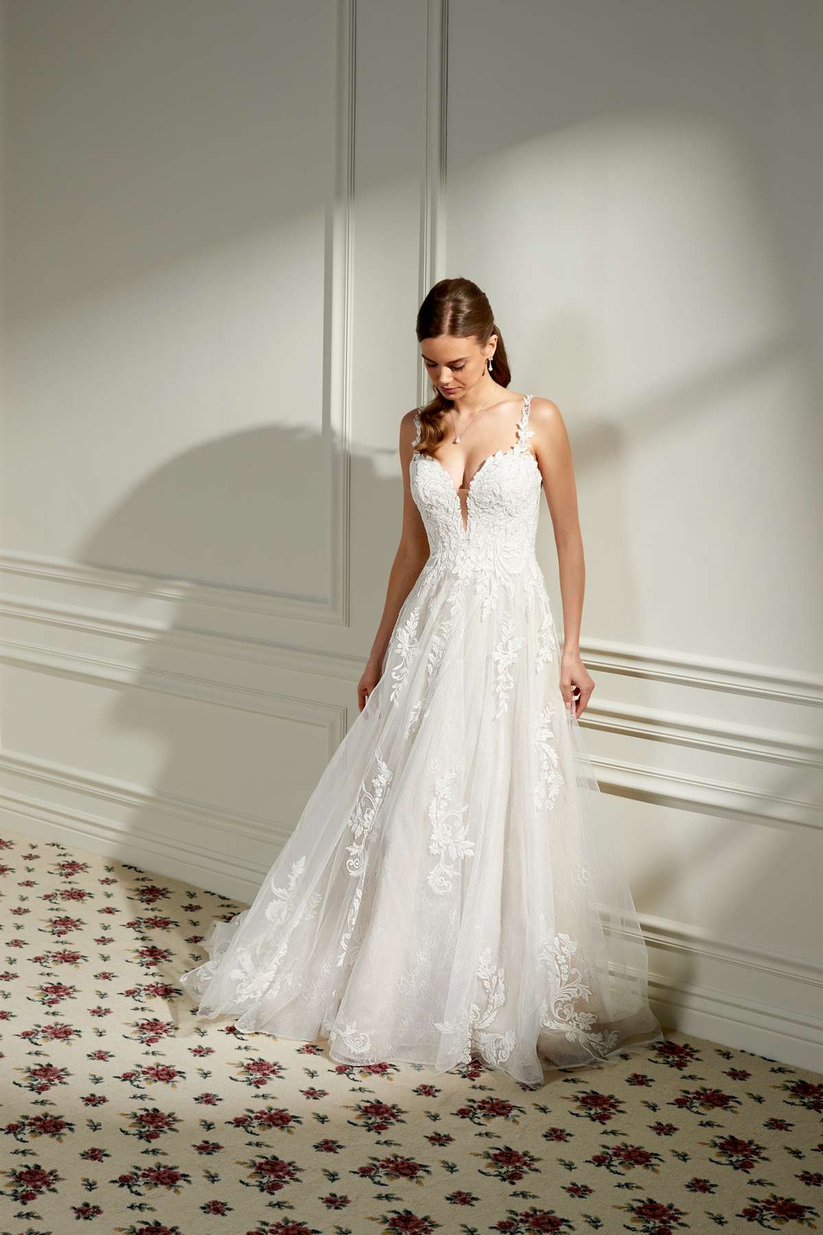 Verspieltes A-Linien-Brautkleid mit floraler Spitze und Glitzer
Adore by Justin Alexander Tillie Verspieltes A-Linien-Brautkleid mit floraler Spitze und Glitzer
Adore by Justin Alexander Tillie