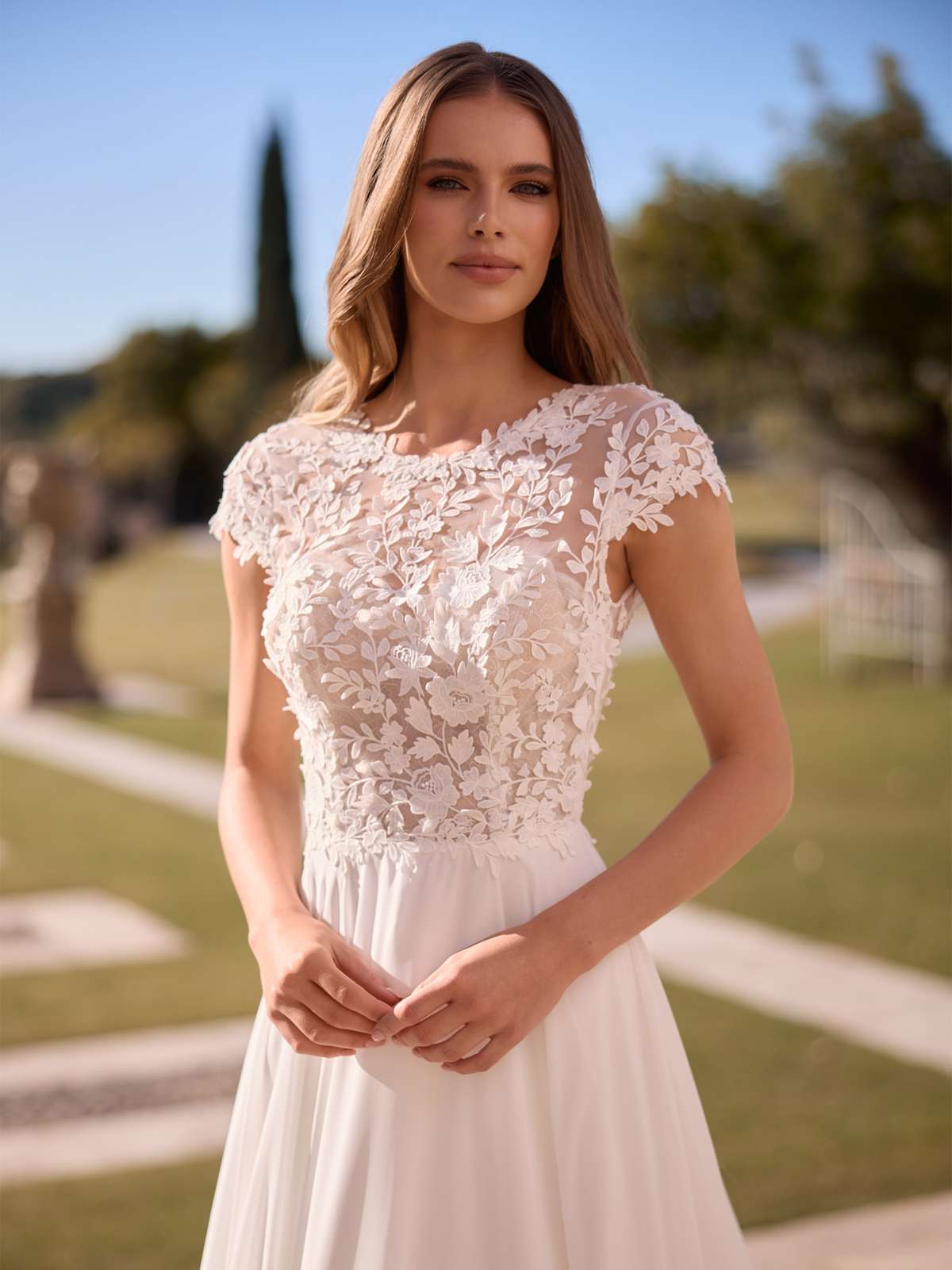A-Linien Brautkleid mit zarter Blütenspitze und fließendem Chiffon-Rock A-Linien Brautkleid mit zarter Blütenspitze und fließendem Chiffon-Rock