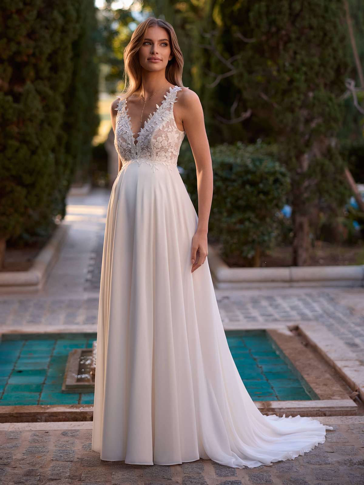Elegantes Umstandsbrautkleid mit floraler Spitze und fließendem Chiffon-Rock
Judy Bianco Evento