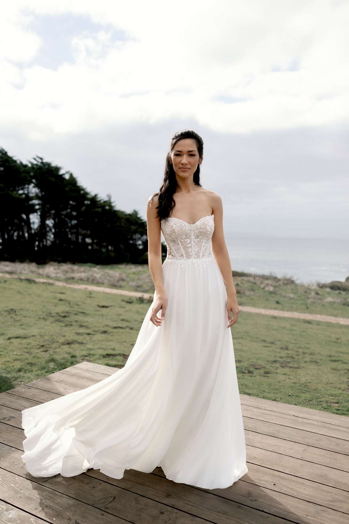 Romantisches A-Linien-Brautkleid mit fließendem Chiffon und abnehmbaren Off-Shoulder-Ärmeln
