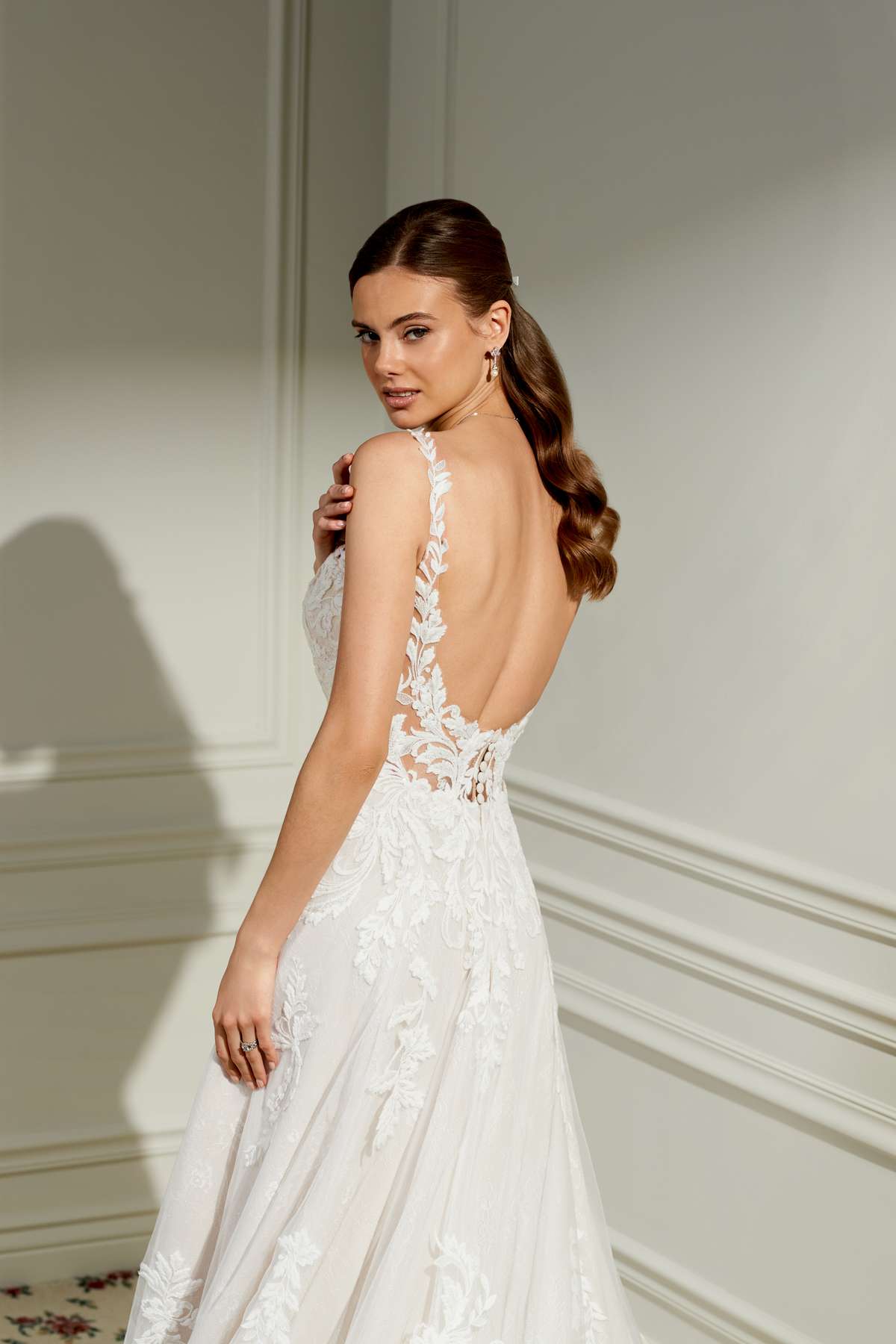 Verspieltes A-Linien-Brautkleid mit floraler Spitze und Glitzer Verspieltes A-Linien-Brautkleid mit floraler Spitze und Glitzer