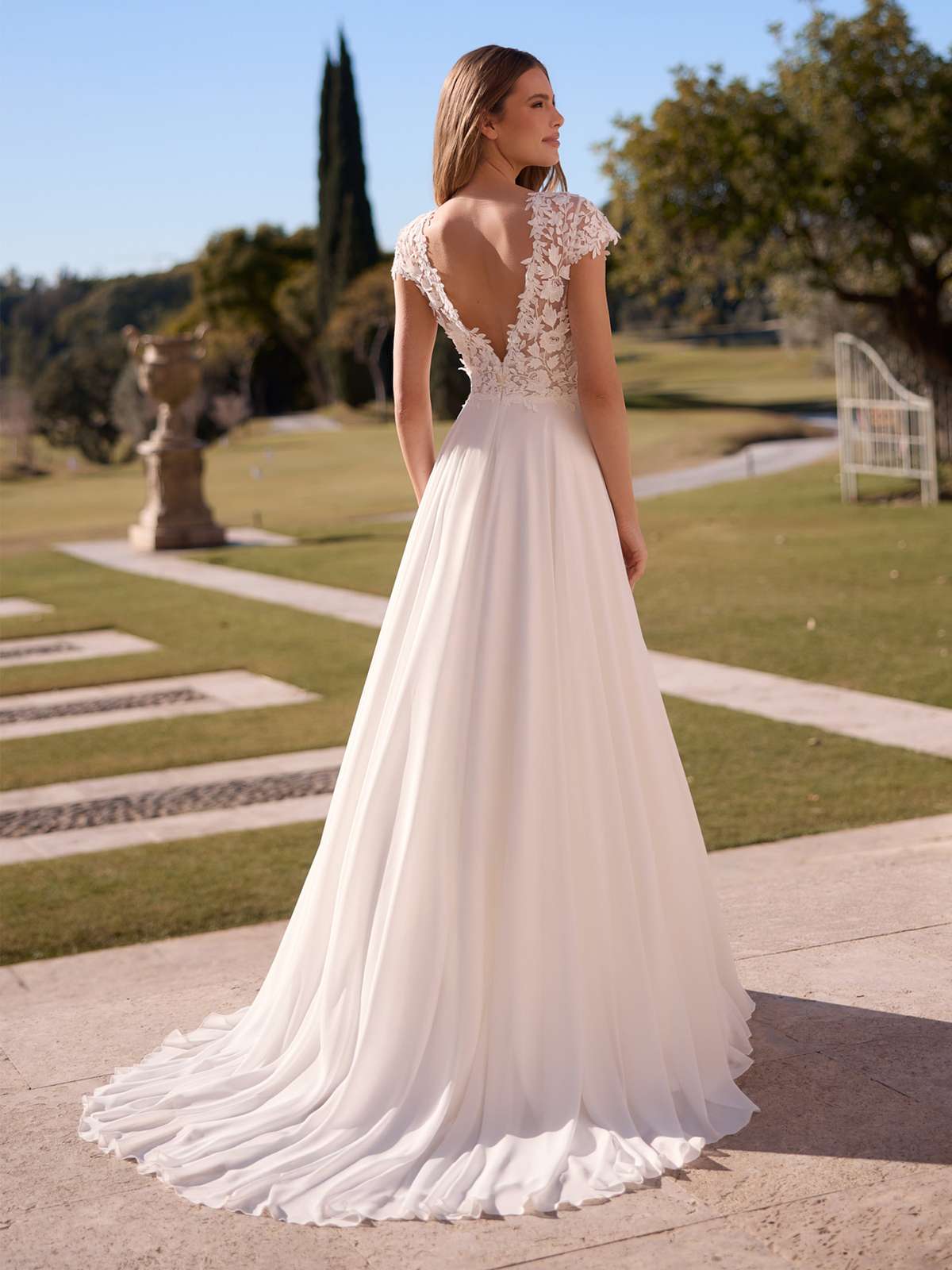 A-Linien Brautkleid mit zarter Blütenspitze und fließendem Chiffon-Rock A-Linien Brautkleid mit zarter Blütenspitze und fließendem Chiffon-Rock