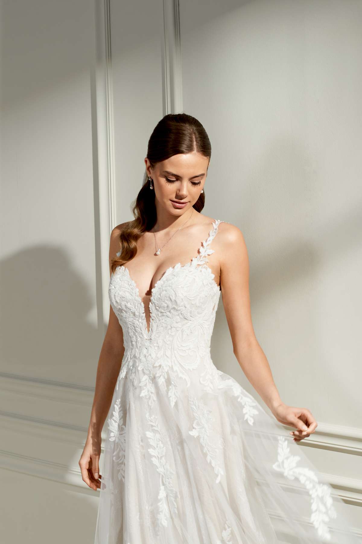 Verspieltes A-Linien-Brautkleid mit floraler Spitze und Glitzer Verspieltes A-Linien-Brautkleid mit floraler Spitze und Glitzer