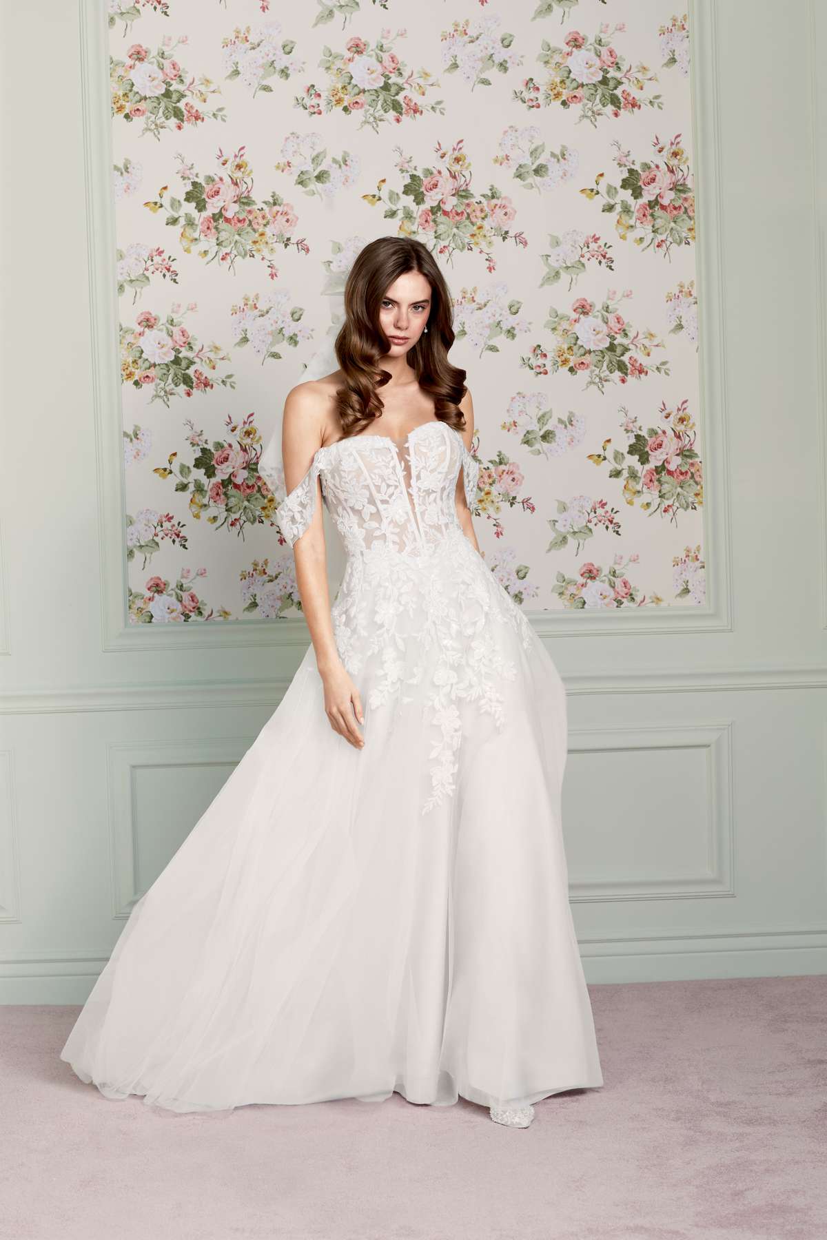 Romantisch-verspieltes A-Linien-Brautkleid mit floraler Spitze und Tüll
Adore by Justin Alexander Maisie Romantisch-verspieltes A-Linien-Brautkleid mit floraler Spitze und Tüll
Adore by Justin Alexander Maisie